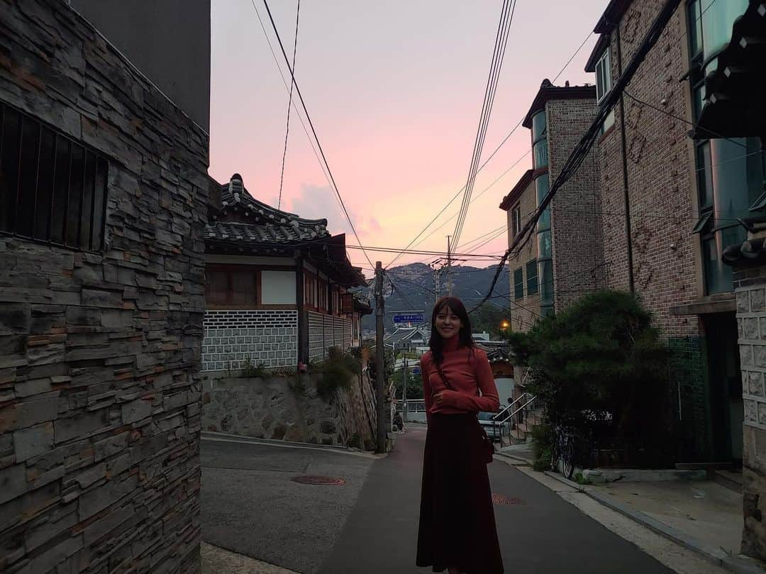 藤井美菜さんのインスタグラム写真 - (藤井美菜Instagram)「. 綺麗な夕日🧡 에쁜 석양🧡 Sunset🧡 #ユーチューブ#韓国YouTube#三清洞#韓屋#夕日#유트브#삼청동#북촌한옥마을#먹방#한옥#석양#youtube#Korea#Bukchon#Hanoks#sunset」11月21日 18時45分 - fujii_mina_0715