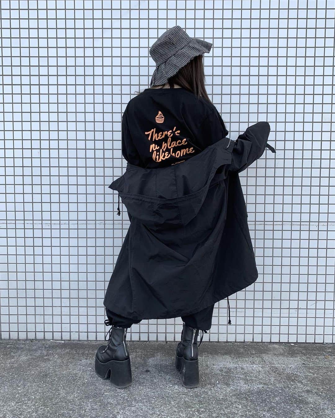 おもてちゃんのインスタグラム：「. 私デザインのバックプリントTシャツ🦇🦇 ブラックの長袖でユニセックスです◎ かわいいすぎる……… #m_mignon」