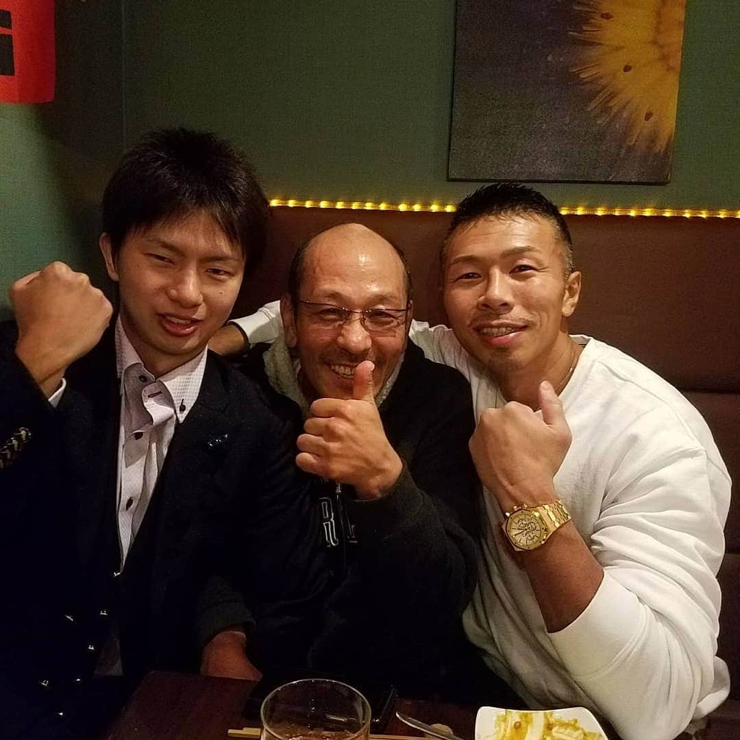 田口良一さんのインスタグラム写真 - (田口良一Instagram)「みなさんコメント沢山ありがとうございます。 一つ一つ大切に読ませて頂いています。 毎回応援コメントも心強く、これからの 宝物にもなりました。  僕の引退式が12月10日に決まりました。 17時50分から第一試合開始で僕の引退式は メインの前に行いますので19時半？ 前後になると思います。(誤差あり) 券種は上から1万5千円1万円8千円6千円4千円 となっております。 メインイベントはワタナベジム期待の三代で 他にも沢山面白い試合があるので 是非見に来て頂けたら嬉しいです。  僕も最後に後楽園ホールのリングに立ち、短いですが スパーリングをさせて頂くことになりました。 相手はまだ秘密ですけど😋  チケットのご予約は僕のインスタのDMからも 直接承っております。 当日受付預けになりますのでフルネーム　 枚数、券種をご連絡頂けたらと思います。  ぜひ最後のプロボクサーとしての姿を 見て頂けたらと思います✨ 頑張りますよろしくお願い致します😄 #ボクシング #引退式 #スパーリング」11月21日 18時52分 - ryoichitaguchi_boxing