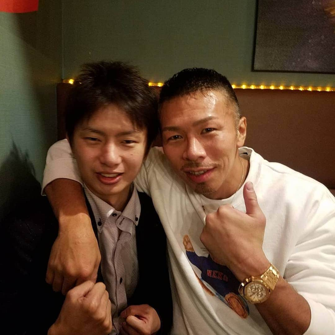 田口良一さんのインスタグラム写真 - (田口良一Instagram)「みなさんコメント沢山ありがとうございます。 一つ一つ大切に読ませて頂いています。 毎回応援コメントも心強く、これからの 宝物にもなりました。  僕の引退式が12月10日に決まりました。 17時50分から第一試合開始で僕の引退式は メインの前に行いますので19時半？ 前後になると思います。(誤差あり) 券種は上から1万5千円1万円8千円6千円4千円 となっております。 メインイベントはワタナベジム期待の三代で 他にも沢山面白い試合があるので 是非見に来て頂けたら嬉しいです。  僕も最後に後楽園ホールのリングに立ち、短いですが スパーリングをさせて頂くことになりました。 相手はまだ秘密ですけど😋  チケットのご予約は僕のインスタのDMからも 直接承っております。 当日受付預けになりますのでフルネーム　 枚数、券種をご連絡頂けたらと思います。  ぜひ最後のプロボクサーとしての姿を 見て頂けたらと思います✨ 頑張りますよろしくお願い致します😄 #ボクシング #引退式 #スパーリング」11月21日 18時52分 - ryoichitaguchi_boxing