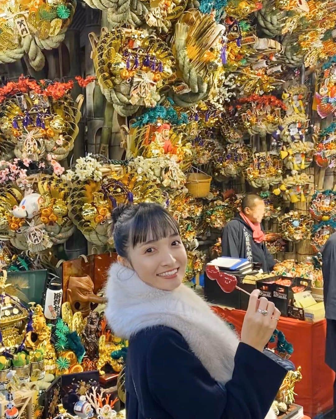 奥村佳恵のインスタグラム：「⛩🧚‍♀️🌾⭐️🌙🌟💫🍓 #brilliant #beautiful #japaneseculture #酉の市 #花園神社 #いちご飴 #りんご飴ふたつ持ち帰るの」