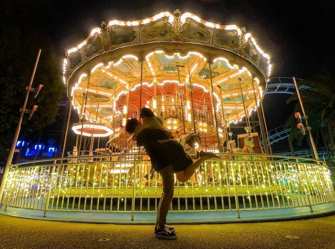 asoview! さんのインスタグラム写真 - (asoview! Instagram)「× 𝙈𝙤𝙢𝙤𝙠𝙖（@momo.0107） ＜光をまとったメリーゴーランドをひとりじめ＞ 大阪府にあるひらかたパークでは、11月3日から「Time Travel Fantasy」をテーマにしたイルミネーションが開催中です♪ ランタンの光に包まれる広場や光の花園など、それぞれに異なる4つの光の演出が訪れるゲストを楽しませます。 . ☆☆☆☆☆☆☆☆☆☆☆☆☆☆☆☆☆☆☆☆☆☆☆☆☆☆ 開催期間：2019年11月3日(日)～2020年3月1日(日)の土・日・祝日と、2019年12月16日(月)〜2020年1月6日(月) ※12月18日(水)、31(火)、2020年1月1日曜(水・祝)を除く 点灯時間：17:00～20:00、17:00～21:00、17:30～20:00 の3パターン(詳細はホームページをご覧下さい) 料金：【ナイト入園】中学生以上1000円、2歳～小学生600円 【ナイトフリーパス】 小学生以上1900円、2歳～未就学児1200円 【ナイト入園＋ナイトフリーパス】中学生以上2900円、 小学生2500円、2歳～未就学児1800円 ☆☆☆☆☆☆☆☆☆☆☆☆☆☆☆☆☆☆☆☆☆☆☆☆☆☆ . #アソビューで待たずにイルミ アソビューでチケットを購入すれば並ばずに入場できます✨✨ . #大阪 #大阪デート #ひらパー #ひらかたパーク #光の遊園地 #イルミネーション #デート #フォトジェニック #カップル #カップルフォト #カップルグラム #カップルさんと繋がりたい #写真すきな人と繋がりたい #写真 #カメラ #カメラ女子 #ゴープロカップル #ポートレート #セルフポートレート #カップルフォト倶楽部 #カップルグラム #思い出グラム #カメラのある生活 #その瞬間に物語を #ファインダー越しの私の世界 #イルミネーション2019 #イルミネーション巡り #いるみねーしょん」11月21日 19時00分 - asoview