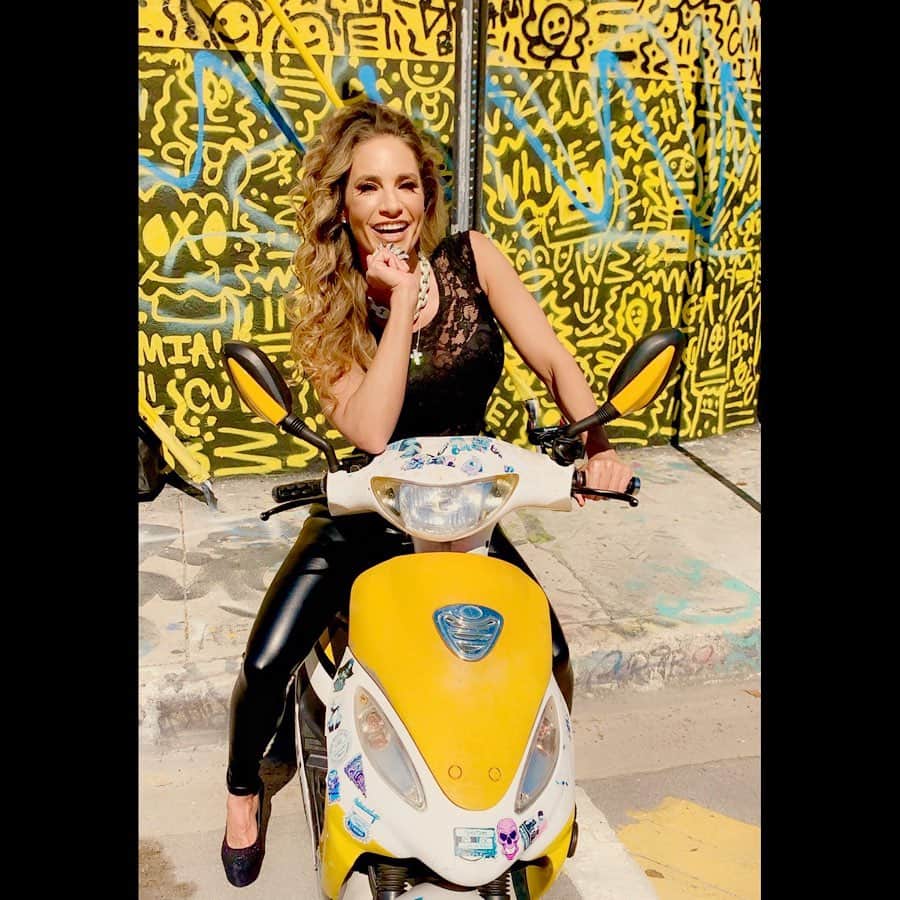 ジェニファー・ニコール・リーさんのインスタグラム写真 - (ジェニファー・ニコール・リーInstagram)「💛🖤💛All you need is Love, Laughter, Leather & Lace! Thanks for the honk!🤣🚚🎺This “Miami Winter” has got me feeling some type of way! 🔥Yes, I actually do own “winter” clothes such as tons of “eco-friendly leather” pants. So I dediced to break out my all time fav "leather pants" & rock them before our heat wave in Miami comes back. 🚨🔥🚨🔥🚨🔥🚨🔥🚨🔥🚨 ABOUT LAST NIGHT! TY @melitsawaage of @EPICTalksMiami & all on panel & our keynote speaker! What an EPIC event! Swipe to end to see highlights! 🎁🖤🚨BLACK “RED HOT” Friday & Cyber Monday Sale starts NOW! Why wait? Im slashing the prices of my Coaching Packages. Enjoy 50% off! DM to book!  2️⃣0️⃣2️⃣0️⃣New Decade-NEW YOU! Cheers to the next 10 years! 2020 will be LIT like my 🎄Christmas tree! Need to jump start the new year? Then RSVP to my 4 Day Intensive Wellness Retreat in the Heart of South Beach! JNLVIP2020.com for more. 📚16th Book Dropping Soon! SAVE THE DATE! 12/9/19 Book Launch w/ Free Gift w/ Purchase. Lock in your results with this interactive read, that will help you crack your success code! More details to come-Link in Bio! 🎅🎄🎁December @JNLVIPGym Challenge Registration Opening Dec 1st! DON’T MISS OUT on the FUN! Open to VIP members. Win at fatloss & your fitness goals & WIN BIG! $1 to Join, locks you in for tons of WINNING PRIZES, just in time for Christmas. Kicks off 12/10-12/15! 🎰🎲VIVA LAS VEGAS! Ill be spending part of my Winter Break in Las Vegas, & I cant wait to finally meet in person one of my top “VIP Sistas” & best-selling author @BrookeGillespieTrout (yes, we are family!) in the “Sin City”. (Only sin Ill be guilty of is going to be early! LOL!) She is a best-selling author & has the sweetest spirit! Any suggestions on where we should go? LETS DO THIS!  Wishing all the best day ever! xxx ooo JNL  #Grateful #JenniferNicoleLee #Smile #Love #life #Fun #Fitness #Author #MagazineCoverModel #Leader #Blessed #JNLVIP #Worldwide #IGDaily #JoltofJNL #JNLWorlwide #Motivational #Speaker #JNLVIP #food #foodie #makeup #style #ThankYouGod #Fashion #Instagood #Believe #NeverGiveUp #Instagood #leatherandlace」11月21日 19時01分 - jennifernicolelee
