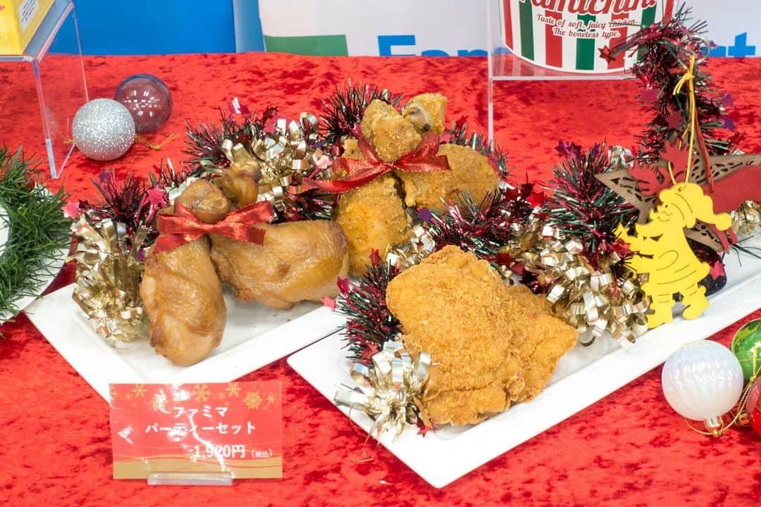 大川竜弥のインスタグラム：「ファミマアンバサダーとして、クリスマス試食会に参加しました🍗🎂﻿ ﻿ クリスマス試食会のメニューは、「ミルフィーユ・シャンティ」「ケンズカフェ東京監修のガトーショコラ」「ポケチキパーティーセット」「ファミマプレミアムチキン（骨付き）」「照焼ローストチキン」「アンガス牛使用のローストビーフサラダ」「クリスマスオードブル」「お母さん食堂スモークサーモン」「ファミリーマート限定のキリン・ザ・ホップ 香りの余韻」など、盛りだくさん！﻿ ﻿ もちろんどれも美味しかったのですが、担当者の方のお話を聞いて「なるほど！」と思ったのは、クリスマスに関するフードメニューをまとめてファミリーマートで予約する便利さ。チキン、お惣菜、ケーキをそれぞれ別のお店で買うと手間がかかりますが、全部まとめてファミリーマートで予約すれば、店舗で受け取ることができるそうです🙆‍♂️﻿ ﻿ お友達や職場の同僚とクリスマスパーティーをやる場合、準備と片付けは意外と大変なもの。これはコンビニエンスストアにしかないメリットだなと思いました🤔﻿ ﻿ 今年のクリスマスパーティーは、ファミリーマートで一式予約しようと思います🕺✨ #famimagram #ファミクリ」