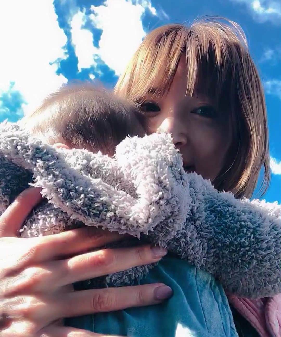 田中涼子のインスタグラム：「お顔見てビックリ😳﻿💕 ﻿ 今日またまた交通機関で﻿ 子ども2人＋ベビーカーで降りようとしていたら、﻿ 10キロあるベビーカーをその方が降りるときに一緒に持って降りてくださって、私達が列の最後に無事に降りるまで待っててくださり、優しい言葉かけてくれた方がいて(;_;)﻿ ﻿ あたふたしたままありがとうございます‼︎と﻿ 顔上げたら﻿ なんと#西川忠志さん だったぁ🥰‼︎﻿ ﻿ きっと急いでおられたはずなのに(;_;)﻿ ﻿ 仕事でお会いしたことあるときも 私にまで礼儀正しくピシーッと挨拶してくださって終始優しくて💦﻿ そのとき凄い衝撃だったんだけど﻿ プライベートでも神対応だったぁ🥰﻿ ﻿ ﻿ ﻿#髪はおもちゃ #嬉しい出来事﻿ #ママライフ﻿ #2児のママ」