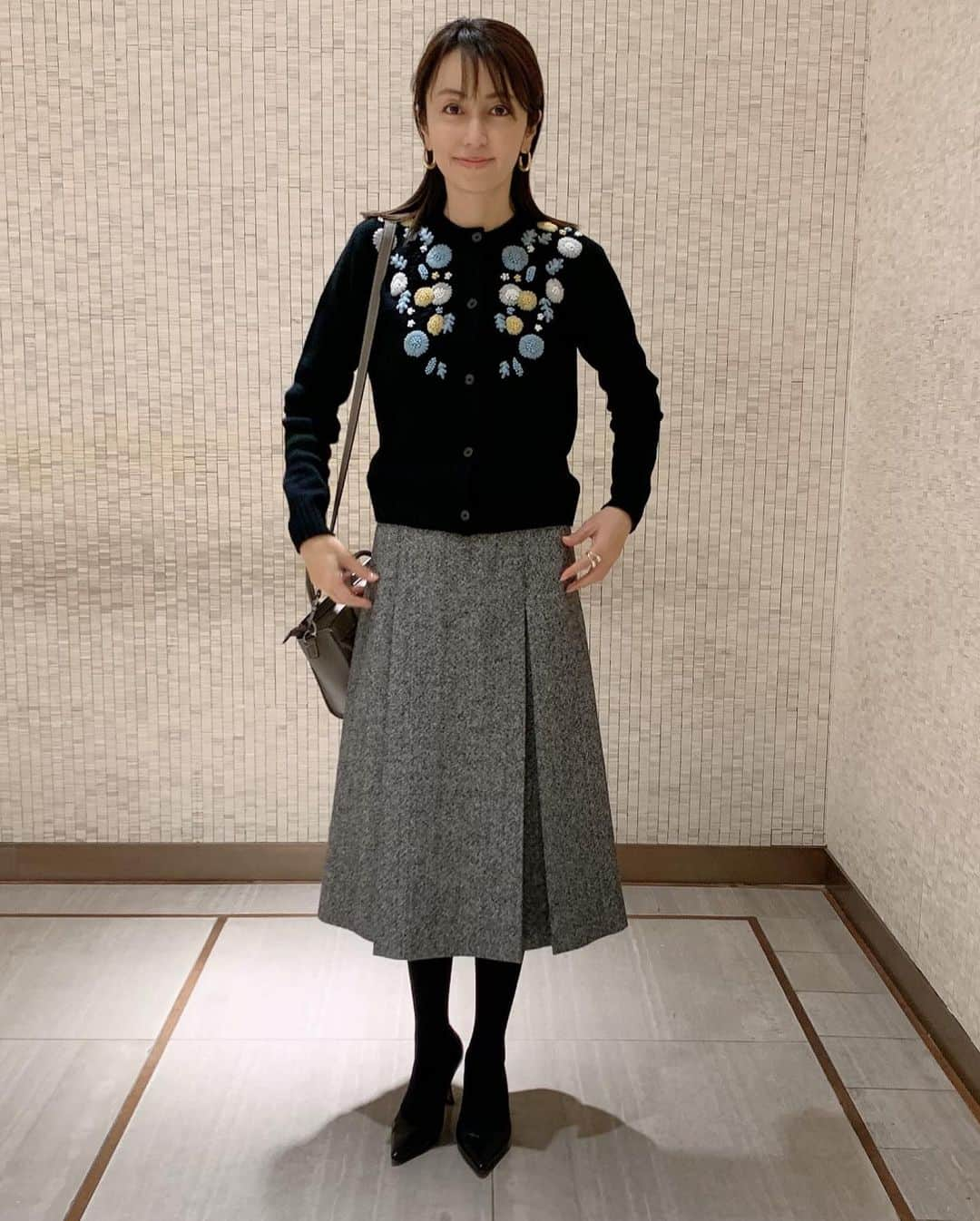 矢田亜希子さんのインスタグラム写真 - (矢田亜希子Instagram)「たまにはスカートでコーディネート。 カーディガン#miumiu  スカート#celine  パンプス#manoloblahnik  タイツは黒で60デニール。 #私服#スカートコーデ #セリーヌ#エディスリマン #パンプスは15年以上前の#マノロブラニク #物持ちいい」11月21日 19時07分 - akiko_yada