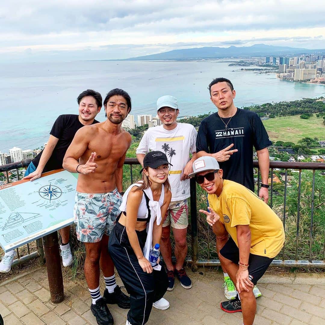 あっくんのインスタグラム：「あやの結婚式前に行ったダイヤモンドヘッド。 初めてだったけどかなり神秘的でパワーを感じた。 絶対神が覗いてた。 #hawaii #Honolulu #ダイヤモンドヘッド #daiyamondhead」