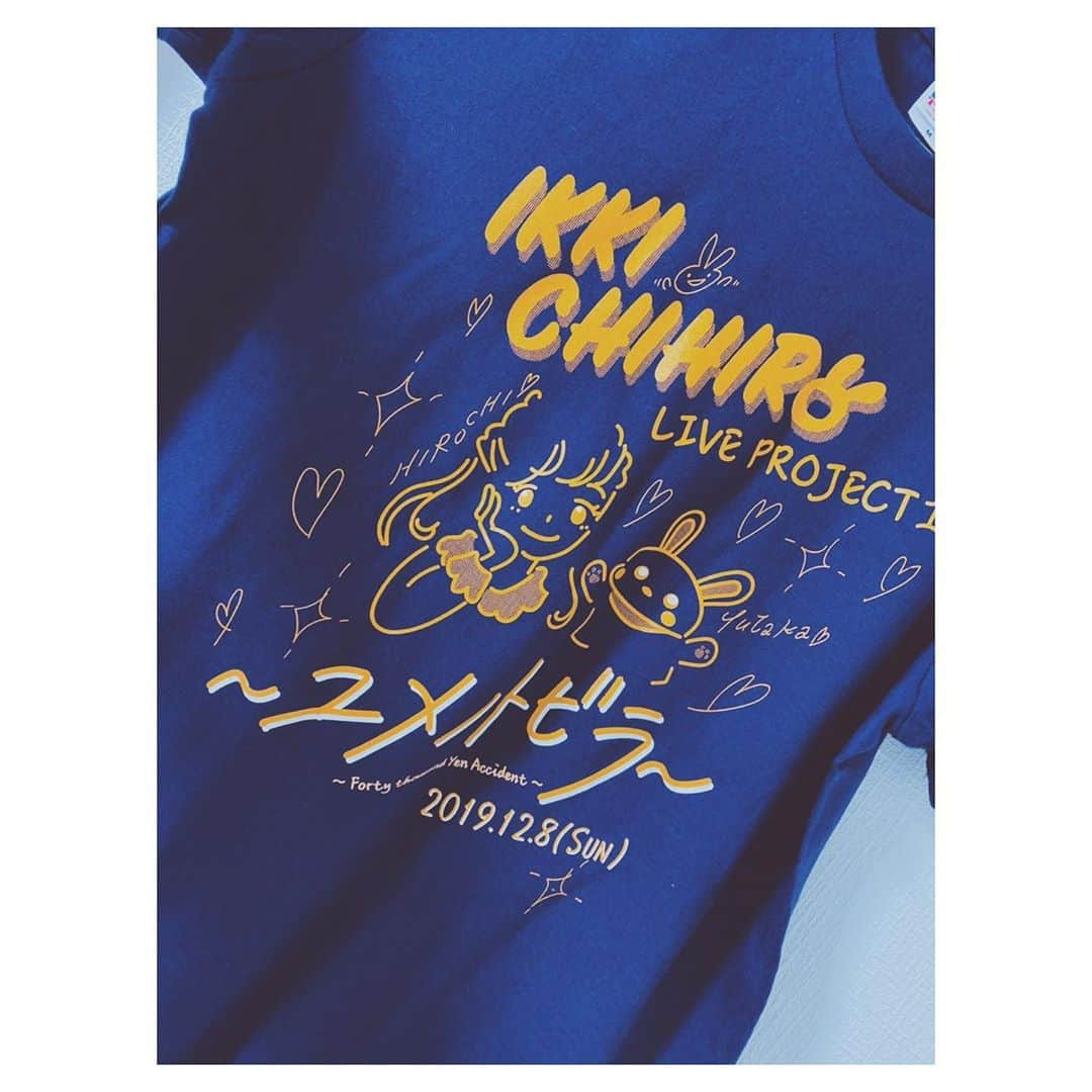 一木千洋のインスタグラム：「🌟ライブグッズ紹介🌟﻿ ﻿ ライブTシャツ﻿ ﻿ 12/8にせまったライブのライブグッズをご紹介です。﻿ みんなの応援のおかげで、ライブを開催できることになって、そしてこんなに素敵なリターンを作ることができました！﻿ ﻿ 本当にありがとうね。﻿ 紺色にオレンジってすごく映えると思いませんか？？﻿ 最高に気に入ってます！  こちらも @hoyasuminof デザイン！ 可愛いデザインにしてくれてほんとにありがとうー！！﻿ ﻿ #一木千洋ソロライブ﻿ #クラファン﻿ #クラウドファンディング﻿ #初ライブ﻿ #ライブグッズ﻿」