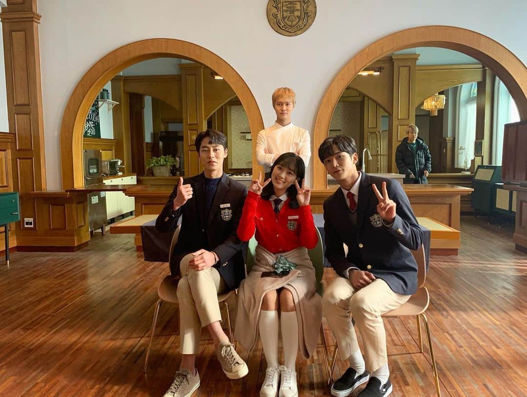 イ・ミンホのインスタグラム：「급식실 VIP들... 다음 세계에서 또 만나게 된다면 특별히 진미채 더 많이 줄게🥰」