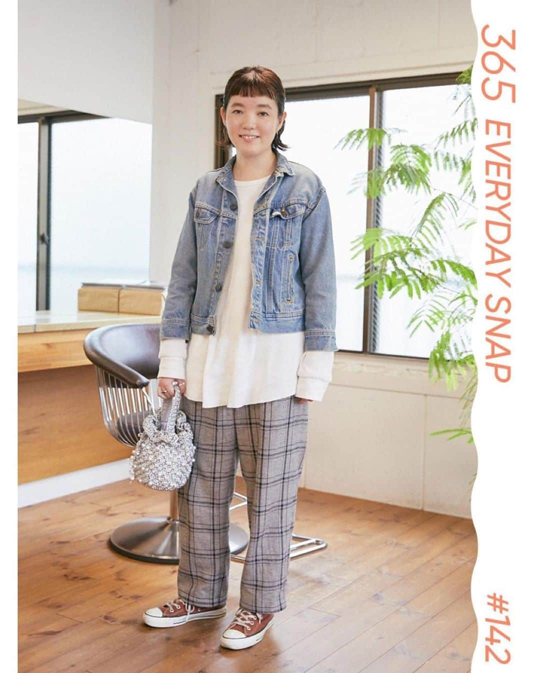 ginza magazineさんのインスタグラム写真 - (ginza magazineInstagram)「365日おしゃれスナップ！大都会、東京の素敵なスポットに集うセンスがいい人をGINZA編集部がキャッチ。⠀⠀⠀ ⠀ 「コンバースとデニムジャケットに90年代感が。トップスはサーマルを」 ⠀ ⠀ 👤 柴田　麻莉／ショップオーナー⠀ @themotthousetokyo⠀ ⠀ ジャケット：ヴィンテージショップで購入⠀ トップス： THE CREAM⠀ ボトムス： KORDAL⠀ シューズ： ヴィンテージショップで購入⠀ バッグ：Suryo⠀ ⠀⠀ 📍ここでスナップ ⠀⠀ BEACON／ヘアサロン⠀ 東京都目黒区鷹番２丁目５−１８⠀ @beacon_miya_hair⠀ ⠀⠀ #ginzamagazine #styling #snap #ファッションスナップ #365日おしゃれスナップ」11月21日 19時13分 - ginzamagazine