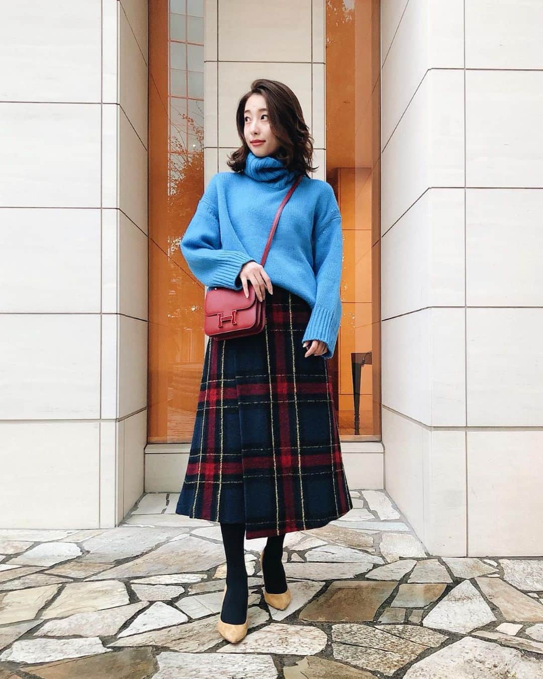 冨張愛さんのインスタグラム写真 - (冨張愛Instagram)「colorful♡ この間getしたばかりのチェックスカートに おととしくらいに買ってからお気に入りすぎて 大切に着てるブルーのニット。GALERIEVIEのニットは 本当暖かいから 毎年買い足します💕 * knit ... #GALERIEVIE @galerievie_jp  skirt ... #maronenonfee @maronenonfee  shoes ... #ginzakanematsu @kanematsu_official  #instagood #coordinate #ootd #outfit #fashion #instafashion #meg_ootd #코디네이트 #패션 #카메라 #コーディネート #コーデ #ファッション #今日のコーデ #今日の服 #157cmコーデ #マーロンエノンフィ #チェックスカート #スカート #ギャルリーヴィー #タートルネック」11月21日 19時23分 - megumitomihari