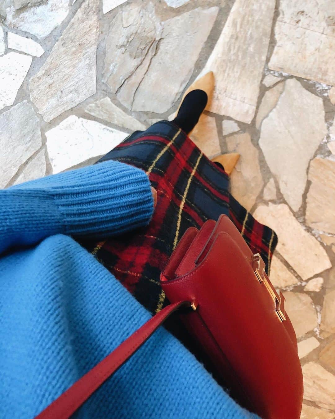 冨張愛さんのインスタグラム写真 - (冨張愛Instagram)「colorful♡ この間getしたばかりのチェックスカートに おととしくらいに買ってからお気に入りすぎて 大切に着てるブルーのニット。GALERIEVIEのニットは 本当暖かいから 毎年買い足します💕 * knit ... #GALERIEVIE @galerievie_jp  skirt ... #maronenonfee @maronenonfee  shoes ... #ginzakanematsu @kanematsu_official  #instagood #coordinate #ootd #outfit #fashion #instafashion #meg_ootd #코디네이트 #패션 #카메라 #コーディネート #コーデ #ファッション #今日のコーデ #今日の服 #157cmコーデ #マーロンエノンフィ #チェックスカート #スカート #ギャルリーヴィー #タートルネック」11月21日 19時23分 - megumitomihari