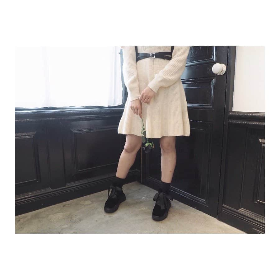 EATMEさんのインスタグラム写真 - (EATMEInstagram)「11.21 update... #EATME #NOVEMBER #NEW #ITEM #🌹 ハーネス、ブーツ➡︎発売中 ワンピース➡︎11.22発売予定 ソックス➡︎参考商品 . TOP画面のURLからEATME WEB  STOREをCHECK💁🏻‍♀️ @eatme_japan . レースデコルテニットワンピース（ #ONEPIECE ） ¥11,800（＋tax） COLOR🎨:O/WHT.CML.BLK SIZE📐:FREE . クロスハーネスベルト（ #HARNESS ） ¥6,000（+tax） COLOR🎨:BLK . スニーカーソールショートブーツ（ #BOOTS ） ¥13,600（+tax） COLOR🎨:BLK.O/WHT SIZE📐:S（22.5cm) M（23.5cm）、L（24.5cm） . #EATME_COORDINATE #eatmejapan #イートミー #fetishmode #2019aweatme #VINTAGEAFTERNOONTEA #益若つばさ #tsubasamasuwaka #fashion #japan #tokyo #harajuku #osaka #umeda #原宿 #大阪 #梅田エスト #instagood #like4like」11月21日 19時23分 - eatme_japan