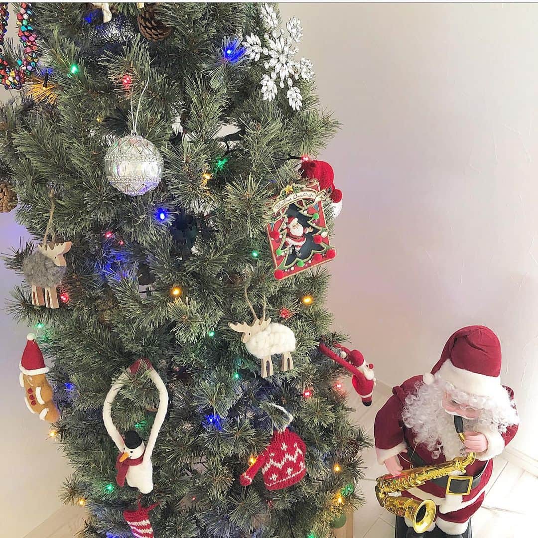 二宮璃子さんのインスタグラム写真 - (二宮璃子Instagram)「我が家のツリー🎄💗💗 @studioclip のツリー見た目が とっても可愛い〜っ💕 オーナメントは、 @francfranc_official と @studioclip で購入しました♡ 子供たちのプレゼント考えたりで クリスマスがとっても楽しみ🎅🎅 私もクリスマスプレゼント欲しい、、笑  みんなは何もらいますか🎁 ． ． サンタクロースの置物はてんくんが2歳の時に おばあちゃんが 購入した物らしいです🥺♡♡ #クリスマス #クリスマスツリー #ツリー  #スタディオクリップツリー」11月21日 19時16分 - riixten