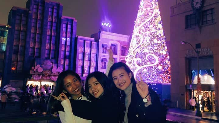 のインスタグラム：「クリスマスのユニバーサルスタジオジャパンに @miyaaanai @iammiyab と行って来たよ😽イルミネーションが繊細でドキドキした〜🌞 With ダブルみや:) @universal_studios_japan #USJ #ユニバ #大阪 #USJクリスマス #ユニバーサルスタジオジャパン #冬 #クリスタルクリスタル #ミニオン #ハリーポッター #winter #Christmas #instagood #pr #illumination #girlsnight」
