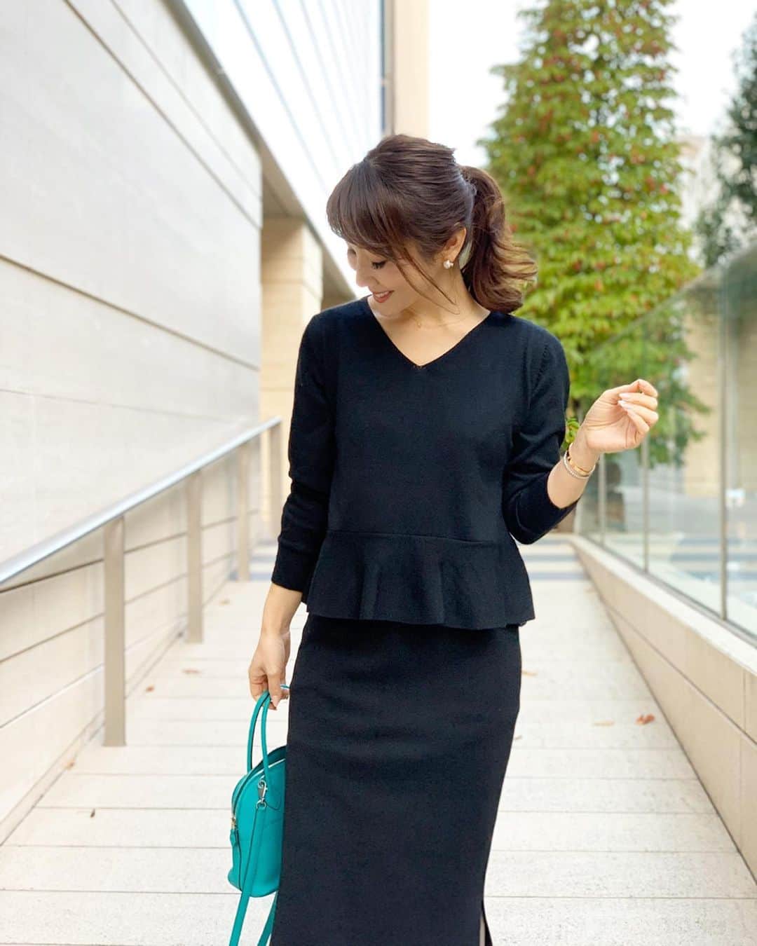 吉田美紀さんのインスタグラム写真 - (吉田美紀Instagram)「・ ・ 大人気のニットアップ♡ ブラックもシックでいい･:*.:+ ・ 大人気のニットのセットアップ。 新色のブラック、入荷間近です！ 新色はもう一色ラベンダーがあります♡ ・ ・ knit.skirt→#lialapg pumps→#fabiorusconi  bag→#hermes coat→#maxmara ・ ・ #coordinate #outfit #ootd #look #style #fashion #wardrobe #instagood #instafashion #ニットアップ #セットアップ #コーティネート #ファッション #ママコーデ #ママコーディネート #ママファッション」11月21日 19時20分 - miki__yoshida