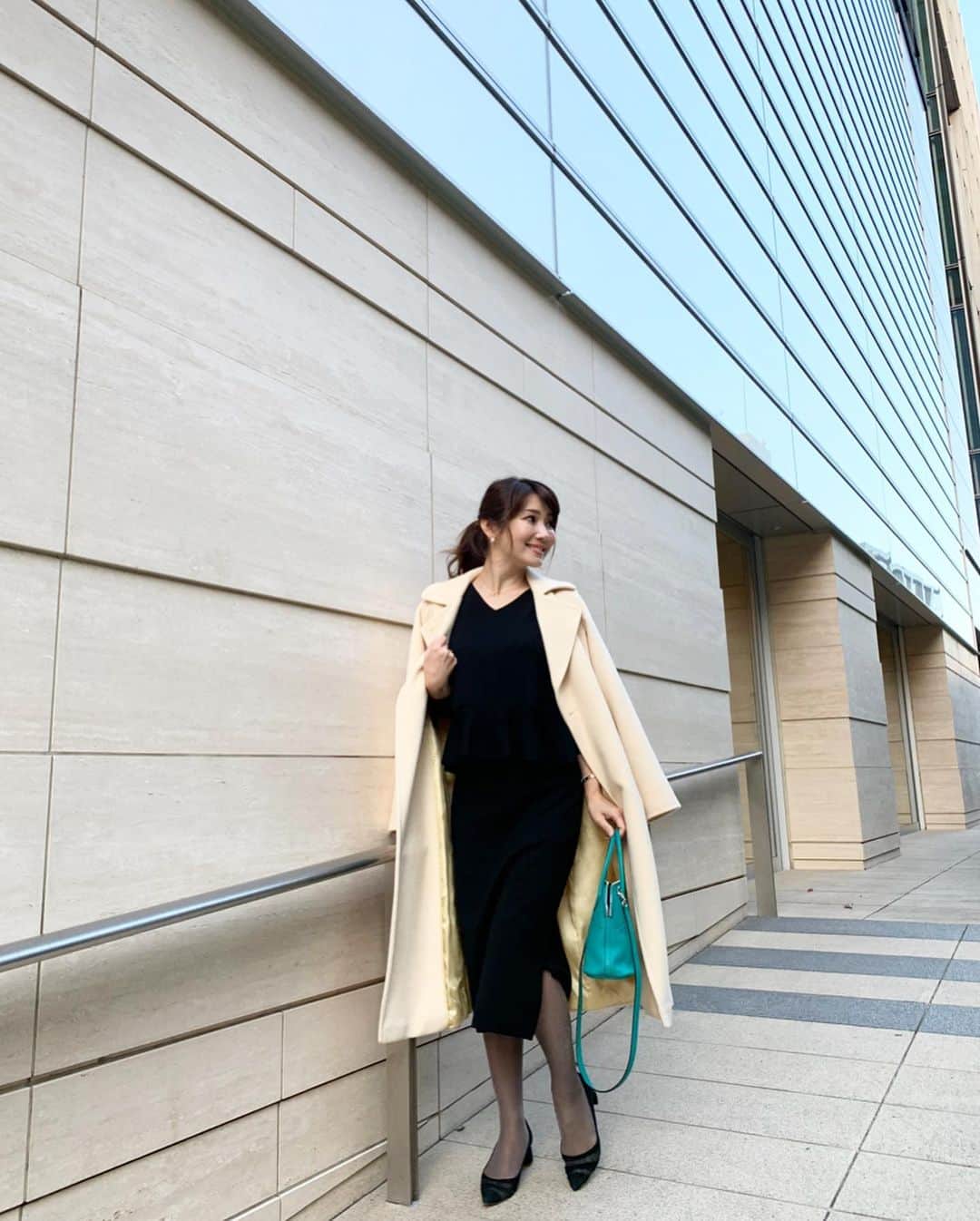 吉田美紀さんのインスタグラム写真 - (吉田美紀Instagram)「・ ・ 大人気のニットアップ♡ ブラックもシックでいい･:*.:+ ・ 大人気のニットのセットアップ。 新色のブラック、入荷間近です！ 新色はもう一色ラベンダーがあります♡ ・ ・ knit.skirt→#lialapg pumps→#fabiorusconi  bag→#hermes coat→#maxmara ・ ・ #coordinate #outfit #ootd #look #style #fashion #wardrobe #instagood #instafashion #ニットアップ #セットアップ #コーティネート #ファッション #ママコーデ #ママコーディネート #ママファッション」11月21日 19時20分 - miki__yoshida