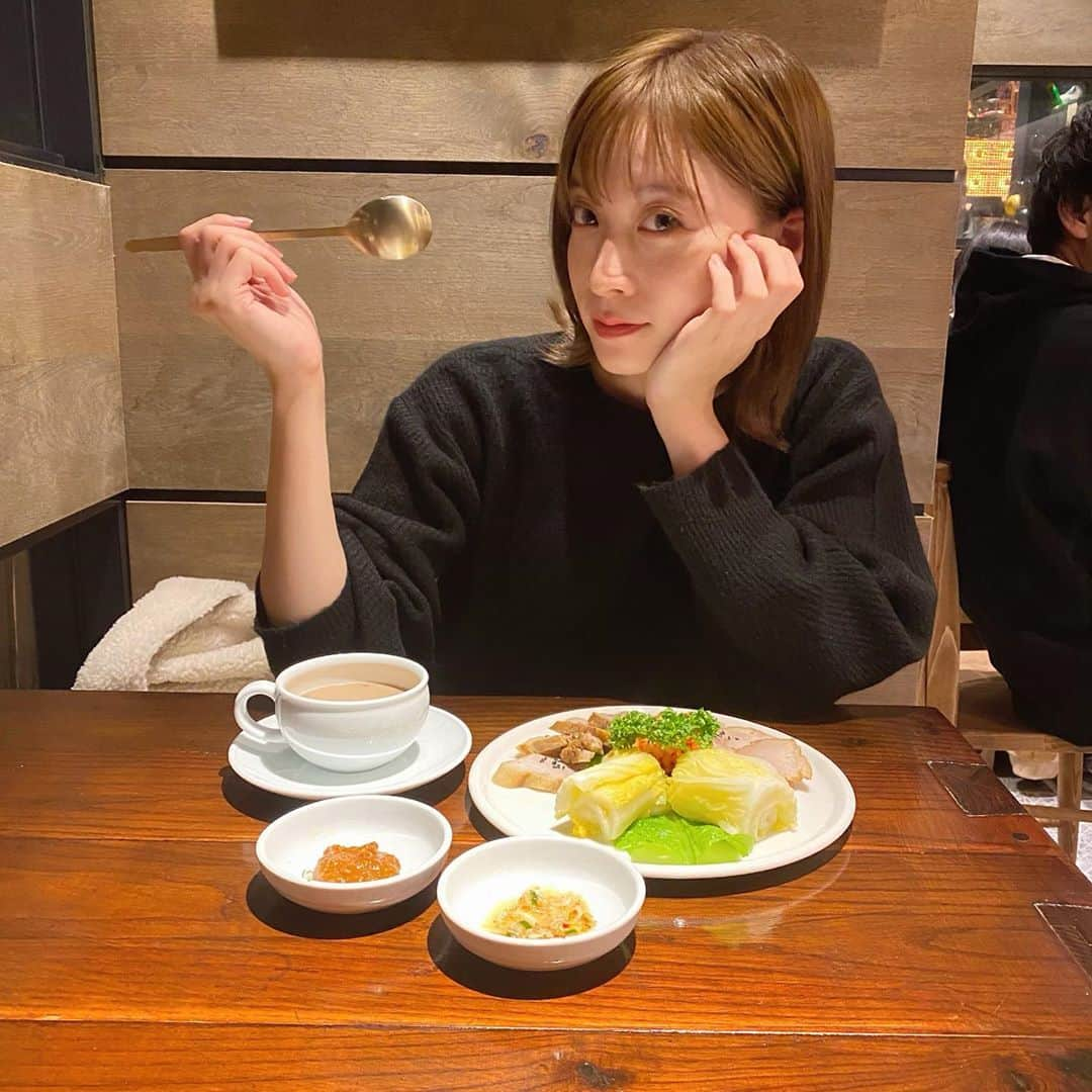 renさんのインスタグラム写真 - (renInstagram)「・ ・ 11月22日（金）オープンの渋谷パルコに Korean Bistro & Cafe NYAM2がオープンしたよ☺︎ ___ はじめてのポッサムとても美味しかった🐖 右のドリンクはナッツの入ってる ほんのり甘い韓国のお茶で、こちらも とても美味しかったです🐖🤍 #渋谷parco #NYAM2 #ニャムニャム#韓国料理 @nyam2_shibuya ・ ・」11月21日 19時22分 - _reeen_