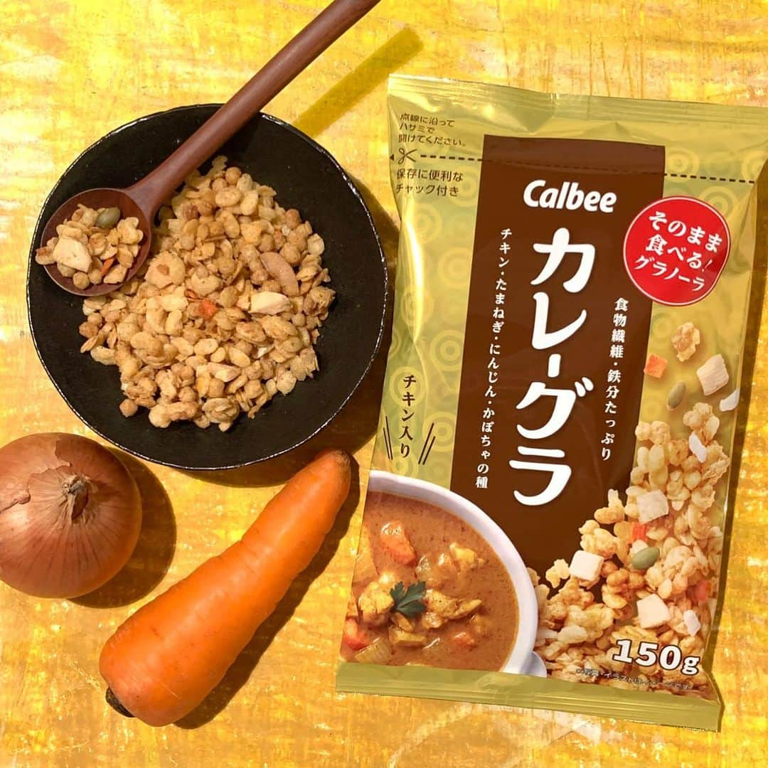 カルビーさんのインスタグラム写真 - (カルビーInstagram)「「カレーグラがもらえるキャンペーン」実施中！ ﻿ だまされたと思って食べてみて！ ﻿ 『カレーグラ』 ﻿ ﻿ 甘くない「グラノーラ」が食べたいなーという方に朗報です！ ﻿ カレー味のグラノーラが遂に登場しました！ ﻿ ﻿ 「え～、カレー味のグラノーラ？？？」と思ったそこの方！だまされたと思って、食べてみてほしい一品です♪ ﻿ ﻿ カルビーのグラノーラで初めて、肉系のトッピングをいれました♪本格的な味わいのカレー味のグラノーラ。そのままで、おやつにおつまみに、おすすめです！ ﻿ ﻿ 発売を記念して『カレーグラ』サイトでキャンペーンを実施中です！﻿ ＊応募詳細は、こちら→ http://bit.ly/cglp_f_ig ﻿ またはプロフィール欄URL、【カレーグラ キャンペーン】でWEB検索してくださいね！ ﻿ ﻿ ★応募締切は12/9 AM9:00まで！ ﻿ ﻿ #calbee #カルビー #カレーグラ #だまされたと思って食べてみて #肉トッピング #カレー #カレー味 #チキン #curry #granola #シリアル #おやつ #おつまみ #家飲み #instagood #instafood #写真好きな人と繋がりたい #カレー好きな人と繋がりたい #朝ごはん #グラノーラ」11月21日 19時32分 - calbee_jp