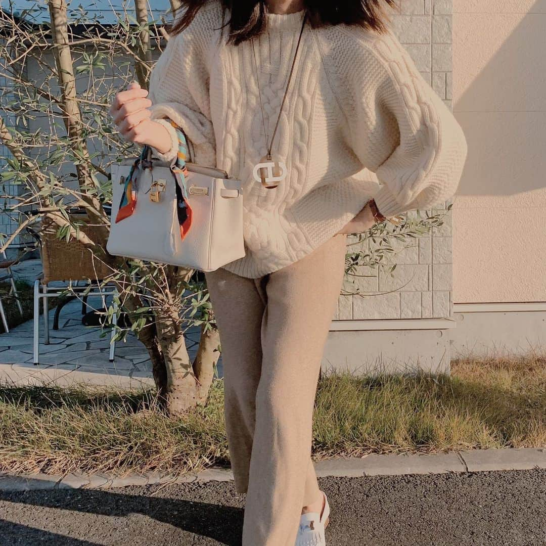 堀江直美さんのインスタグラム写真 - (堀江直美Instagram)「ローゲージニットがだいすき🧶 * で、また追加 🦙♡ * 沢山持ってるけどまた違ったニュアンス。シルエットも最高！ * 既に沢山のご注文ありがとうございます！ * パンツはセットアップを単品使いしてます🔜 @hiand_official * * #HIAND##HIAND#ニット#大人カジュアル#きれいめコーデ#きれいめカジュアル#hermes#hermesbag#birkin25#クレ#hermesshoes#パンツコーデ#きょコ」11月21日 19時40分 - naomiiiiiiiiiiii