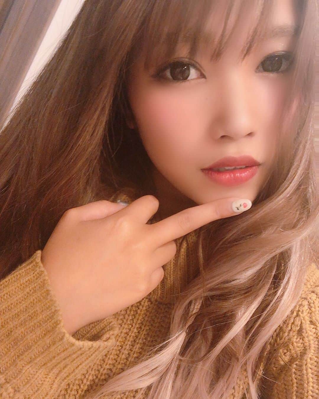 R!Nのインスタグラム：「大人っぽくしたみたつもりが 童顔とも言われる謎のメイクが仕上がった。  #makeup #selfie #今日の顔」