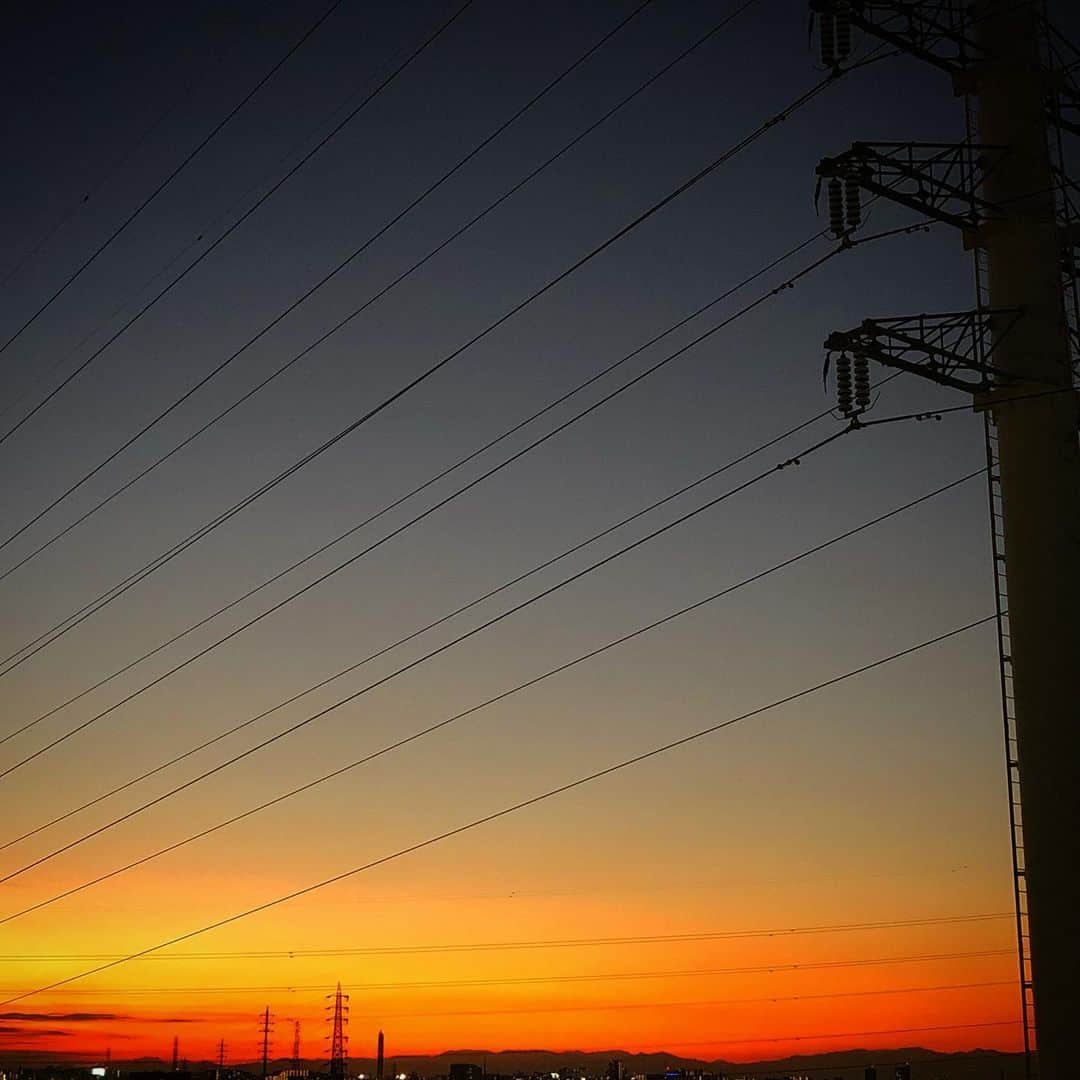 R!Nのインスタグラム：「冬になると 空気が澄んで 夕陽がもっと綺麗になる そんな空を眺める時間が好き  #sky #夕焼け #glow」