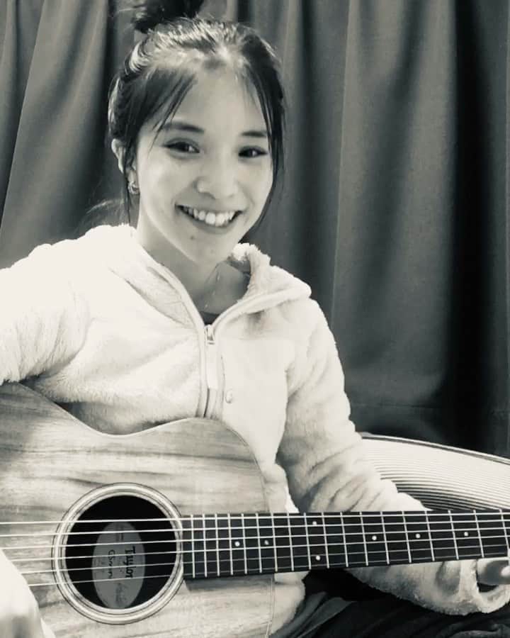 仮谷せいらのインスタグラム：「今日からギターが上手くなるよう🎸 動画を少しずつupしていこうかなっと！ 振り返った時に上達具合がわかるよう… タグは #仮谷テイラーを弾く で行きますっ🤓 (ギターがテイラーなので✨) 今回弾いた曲は大好きなp!nkの F **kin' Perfect です🎸」
