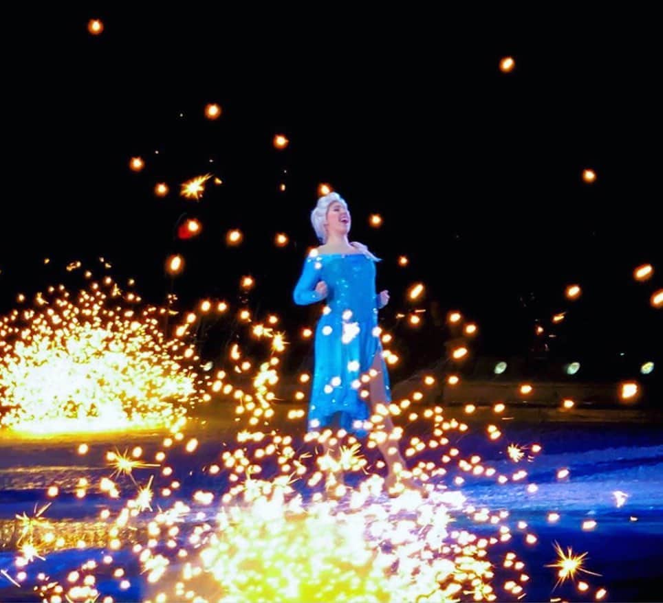 のインスタグラム：「This is how excited I am about Frozen 2 coming out this week!!! 💥❄️💥 ❄️ #disneyonice * * * #disneyonice2019 #elsa #frozen #frozen2 #houston #texas #tour #dreambig #skating #ice skating #tourlife #iceskating #figureskating #disneymagic」