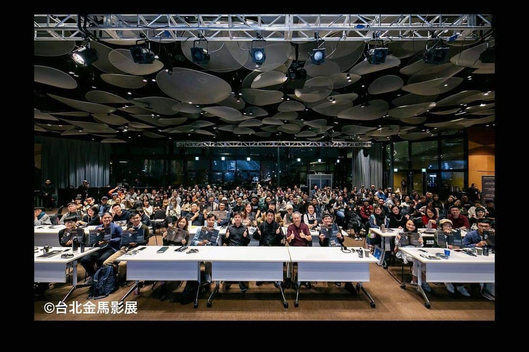 永瀬正敏さんのインスタグラム写真 - (永瀬正敏Instagram)「﻿ “Golden horse film festival” ーMaster classー ﻿ ﻿ 一昨日の夜審査の後、金馬影展でのマスタークラス(講演会)を行い無事に終了しました。﻿ ﻿ わざわざ冒頭アン•リー監督もお越しいただき、観客の皆さんにご挨拶、ご紹介して頂きました。﻿ ﻿ 今回は若手の映画制作者、制作プロダクション関係者、俳優、女優、大学で演技や監督の勉強をしている方々、監督、脚本家の皆さん等、申し込みの厳しい審査の上、お越し頂いたみたいで、、、。﻿ 250人の皆さんに3時間！お付き合い頂きました。﻿ 皆さんお疲れ様でした、、、。﻿ ﻿ 僕の話なんかで、良かったのか、、、未だに不安ですが、﻿ 何か少しでもお役に立てていればいいのですが、、、。﻿ ﻿ アン•リー監督をはじめ、お越し頂いた『さいはてにて』のチアン•ショウチョン監督、そして同じくマスタークラスを開催された美術監督の種田陽平さん(久しぶりにお会い出来て嬉しかったです)も、事前に楽屋へお越し頂きました。﻿ 皆さんありがとうございました。﻿ ﻿ そしてそして『KANO』でご一緒したスターちゃんこと、葉星辰さんも応募して、わざわざ来てくれて、、、彼女は今ドンドン、まさしく“スター”の階段を駆け上がっています！僕もめちゃくちゃ嬉しい！﻿ ﻿ 参加して頂いた皆さん、金馬影展の皆さん感謝しています！﻿ ﻿ また壇上で進行して頂いたテイ•ユウケツ監督に最大級の感謝を！！﻿ ﻿ 特別感謝: 李安(Mr.Ang Lee)導演,金馬影展All staff,種田陽平さん,姜秀瓊(Ms.Chiang Hsiu-Chiung)導演, 陳庭妮(Miss.Anie Chen)小姐,夏于喬(Mrs. Kimi Hsia Yu-chiao)小姐, 柯奐如(Miss. Ke Huan-Ru)小姐, 薛提縈(Miss.Tiffany) 小姐, ﻿ 葉辰星(Miss. Stars Yeh)小姐﻿ 鄭有傑(Mr.Cheng Yu-Chieh)導演﻿ ﻿ and﻿ ﻿ 所有在場的各位﻿ ﻿ ﻿ from M.Nagase.﻿ ﻿ ﻿ #Goldenhorsefilmfestival #金馬影展 #台湾 #マスタークラス #masterclass #電影大師課 #皆さんに感謝しています #李安導演 #金馬影展Allstaff #種田陽平 さん #姜秀瓊導演 #陳庭妮小姐 #夏于喬小姐 #柯奐如小姐 #薛提縈小姐 #葉辰星小姐 #鄭有傑導演 #謝謝大家 #インスタ上手くいかんなぁ、、、 #何故 #永瀬正敏 #masatoshinagase」11月21日 10時56分 - masatoshi_nagase_official