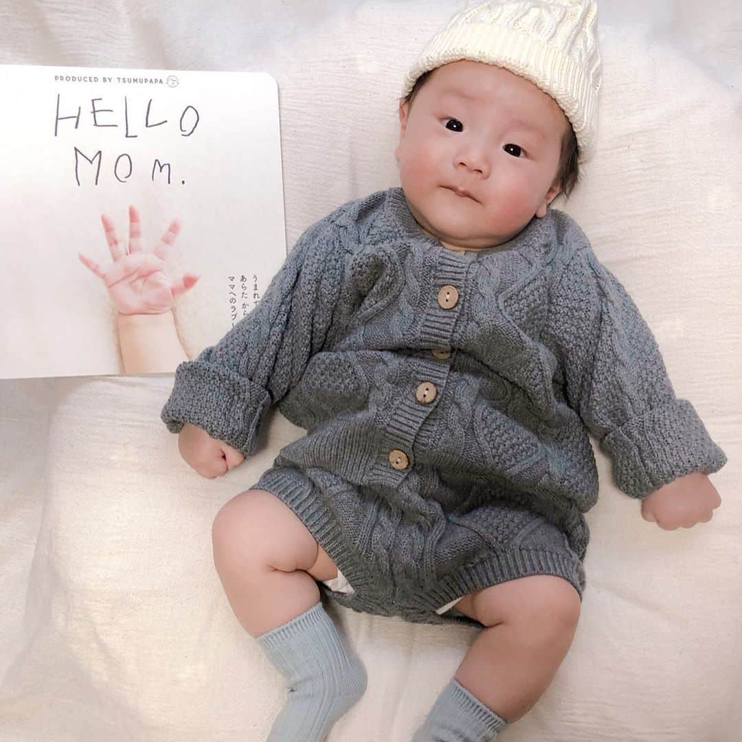 のインスタグラム：「〻baby photo〻 ・ ・ ・ こないだ撮影した @photobase_official と @tsumugitopan がコラボした絵本が届いたよ♡♡ ・ #つむぱぱ の世界観がびっしり詰まった本、感動してちょっと泣いた😭 ・ つむぱぱがプロデュースした背景3シーンで撮影する赤ちゃんの寝姿撮影会。 ・ 撮影したデータを用いて世界でたった一つの特別な絵本が作れるよ！ ・ 今だけしか撮れない赤ちゃんの姿が1枚の作品のように残せる✨ ・ ・ 表紙はあらたんの小さなお手て✋良い記念になったなぁ。 ・ ・ #あらたんコーデ は @via.online のニットセットアップとニット帽もここの。カーデとパンツ別々に使えるから着回し力抜群😍木のボタンも可愛すぎ♡ ・ 靴下は @tsunagu_fj シューズクリッパーは @nskkn108 のもの。 ・ この#シューズクリッパー は、靴だけじゃなく靴下やガーゼとか掛けるのにも使えて便利◎そのままバッグに付けて使える👌しかも名前入りってのが嬉しい💘💘 ・ ・ ・ #photobase #フォトベース #記念日の撮影をさらに特別な体験に #マタニティ #産後 #ママ #赤ちゃん #baby #令和元年ベビー #男の子ママ#赤ちゃんのいる生活 #babygoods#babyboy#babywear #ベビー服#生後3ヶ月#ママリ#ママリファッション#mamagirl#コドモノ#赤ちゃんグッズ」