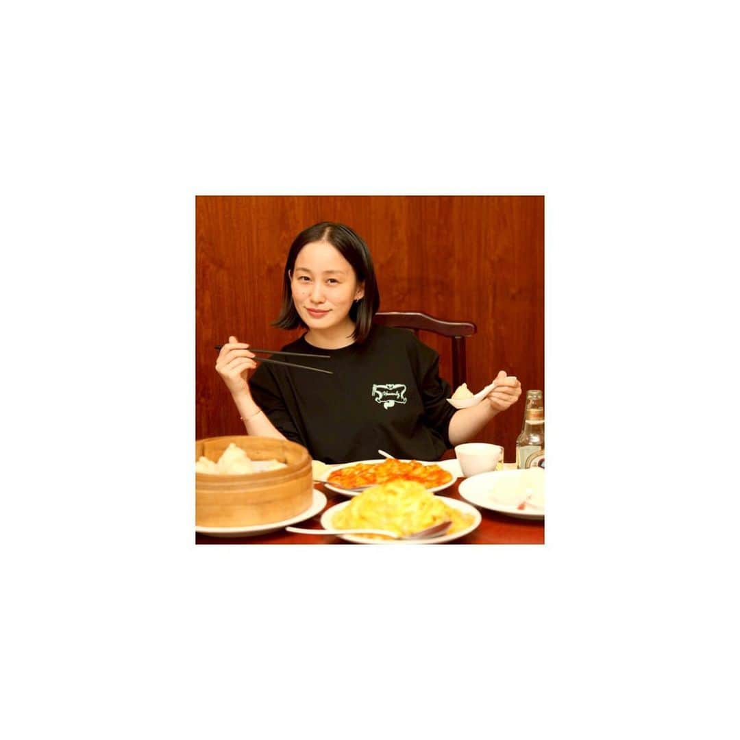 のインスタグラム：「Q: 自分の写真載せるとなると気恥ずかしくて出来る限り小さくしたくなる気持ちをなんと言うのでしょう A: 自意識過剰☺️ というわけで？ ちまきと中華スナック屋台⛰ちまき山脈⛰のグッズも作りました！小磯竜也さん @koin89 のクールで丁寧なロゴをどーんとあしらって箸を持ったムササビまで飛ばしてしまった🥺 小磯さんのロゴ見ると手書きとデジタルが混じってたり一部スクリーントーンが使われてたり本当に芸が細かくてとんだ丁寧！ってなります ぜひグッズを買って凝視してほしい！ ꕀꕀꕀꕀ ちまき山脈ロンT M/L/XL 黒と白⛰台湾ビアグラスセット⛰ 渋谷PARCO1F @comingsoon_shibuya にて11/22-28発売🕊 @zozotown のオンライン分は完売しました😭 お問い合わせ先: info@comingsoon.tokyo #hiranofoodservice #ヒラノフードサービス」