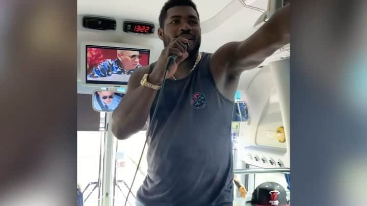 ヤシエル・プイグのインスタグラム：「Swipe for whole video ➡️ Our humanitarian trip to Cuba has been completed. My @wildhorsefdn took thousands of medicines, toys and everyday necessities directly to children in Cuba.  This had not been allowed prior to this day, but baseball is a language that transcends any barrier.  We were able to enter the hospital and directly gift our items to children and their families, there are no words for the kind of joy I feel today.  Thank you to all those that support my foundation- this is what you are doing when you come to our events, join one of our fundraisers or contribute your services. I thank you all from the bottom of my heart.  Please visit the link in my bio if you would like to join us in the future. We are one world, we are all, one family.  Special thanks for the Edit to @aissacarnet and for the beautiful pictures to @stage7photography and to our donation partner @givingchildrenhope •••••••••••••••••••• Nuestro viaje humanitario a Cuba ya ha finalizado. Mi @wildhorsefdn llevó miles de medicamentos, juguetes y artículos de uso diario directamente a los niños en Cuba. Esto no se había permitido antes, pero el béisbol es un idioma que trasciende cualquier barrera.  Pudimos entrar al hospital y darles directamente nuestros artículos a los niños y sus familias, no hay palabras para la alegría que siento hoy.  Gracias a todos ustedes que apoyan mi fundación. Esto es lo que están haciendo cuando vienen a nuestros eventos o a nuestros viajes, se unen a recaudar fondos, o contribuyen con sus servicios. Les agradezco a todos desde lo mas profundo de mi corazón.  Por favor visiten el enlace de arriba si desea unirse a nosotros en el futuro. Somos un mundo, todos somos una familia.  Un agradecimiento especial por la edición de vídeo de @aissacarnet y por las bellas imágenes de @stage7photography, y a nuestro socio de donaciones @givingchildrenhope  #Cuba #Children #Dream #WeAreOne #ItTakesAVillage #BiggerThanbaseball #Happy #HelpOneAnother」