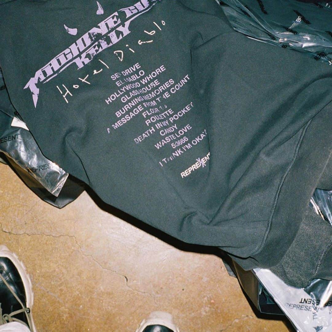 Young Gunnerさんのインスタグラム写真 - (Young GunnerInstagram)「went to post about the vintage Hotel Diablo collab shirts/pant we did with @representclo but everything sold out before i woke up to post 🤦🏼‍♂️😭🙏🏽 so maybe we just ask them to print a couple more what yall think 🤔 @georgeheaton」11月21日 11時13分 - machinegunkelly