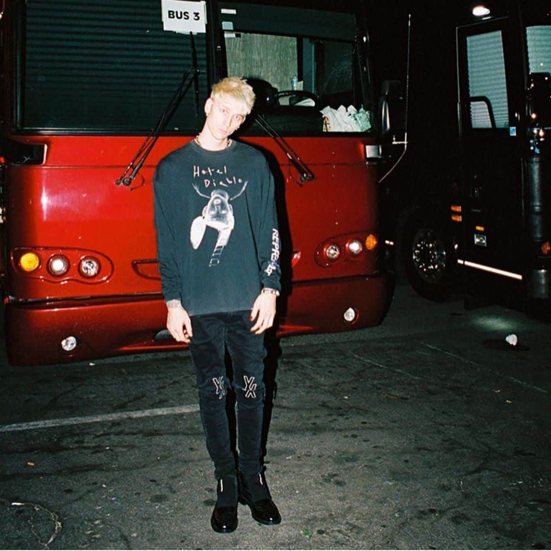 Young Gunnerさんのインスタグラム写真 - (Young GunnerInstagram)「went to post about the vintage Hotel Diablo collab shirts/pant we did with @representclo but everything sold out before i woke up to post 🤦🏼‍♂️😭🙏🏽 so maybe we just ask them to print a couple more what yall think 🤔 @georgeheaton」11月21日 11時13分 - machinegunkelly