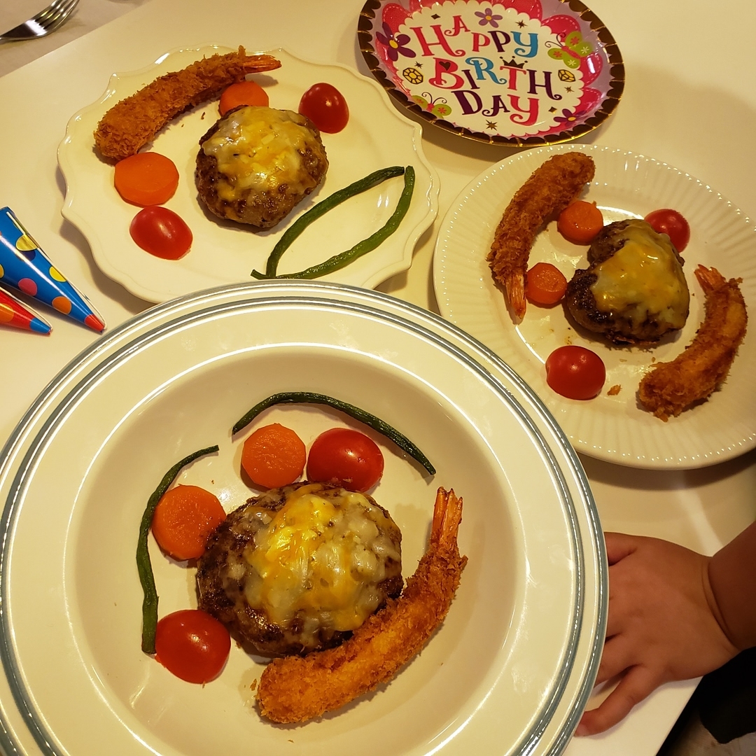 向山志穂さんのインスタグラム写真 - (向山志穂Instagram)「Happy birthday to my little princess!!! May all your dreams come true.  今年のお誕生日Dinner のリクエストはチーズハンバーグ&パン&ポテトでした。 チーズハンバーグは娘の手作り✨ ハンバーグの盛り付けとケーキのデコレーション、ﾛｳｿｸの飾り付けは娘の担当👧  将来の夢がコックさんと言う娘。 盛り付け方は毎度顔に仕上がります😂🍴 五歳のお誕生日プレゼントはアクアビーズでした！ 悩みに悩んで決めていたおもちゃ。 気づけば二時間もおもちゃ屋さんにいました😅  自分で何かを作る事に興味津々なお年頃💓  May your 5nd birthday be as awesome as you are. Happy Birthday!」11月21日 11時14分 - shihoo9o6