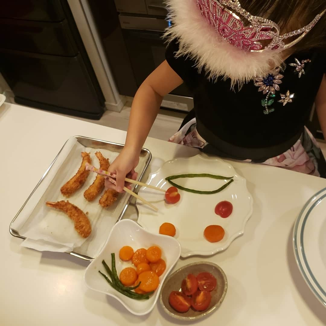 向山志穂さんのインスタグラム写真 - (向山志穂Instagram)「Happy birthday to my little princess!!! May all your dreams come true.  今年のお誕生日Dinner のリクエストはチーズハンバーグ&パン&ポテトでした。 チーズハンバーグは娘の手作り✨ ハンバーグの盛り付けとケーキのデコレーション、ﾛｳｿｸの飾り付けは娘の担当👧  将来の夢がコックさんと言う娘。 盛り付け方は毎度顔に仕上がります😂🍴 五歳のお誕生日プレゼントはアクアビーズでした！ 悩みに悩んで決めていたおもちゃ。 気づけば二時間もおもちゃ屋さんにいました😅  自分で何かを作る事に興味津々なお年頃💓  May your 5nd birthday be as awesome as you are. Happy Birthday!」11月21日 11時14分 - shihoo9o6