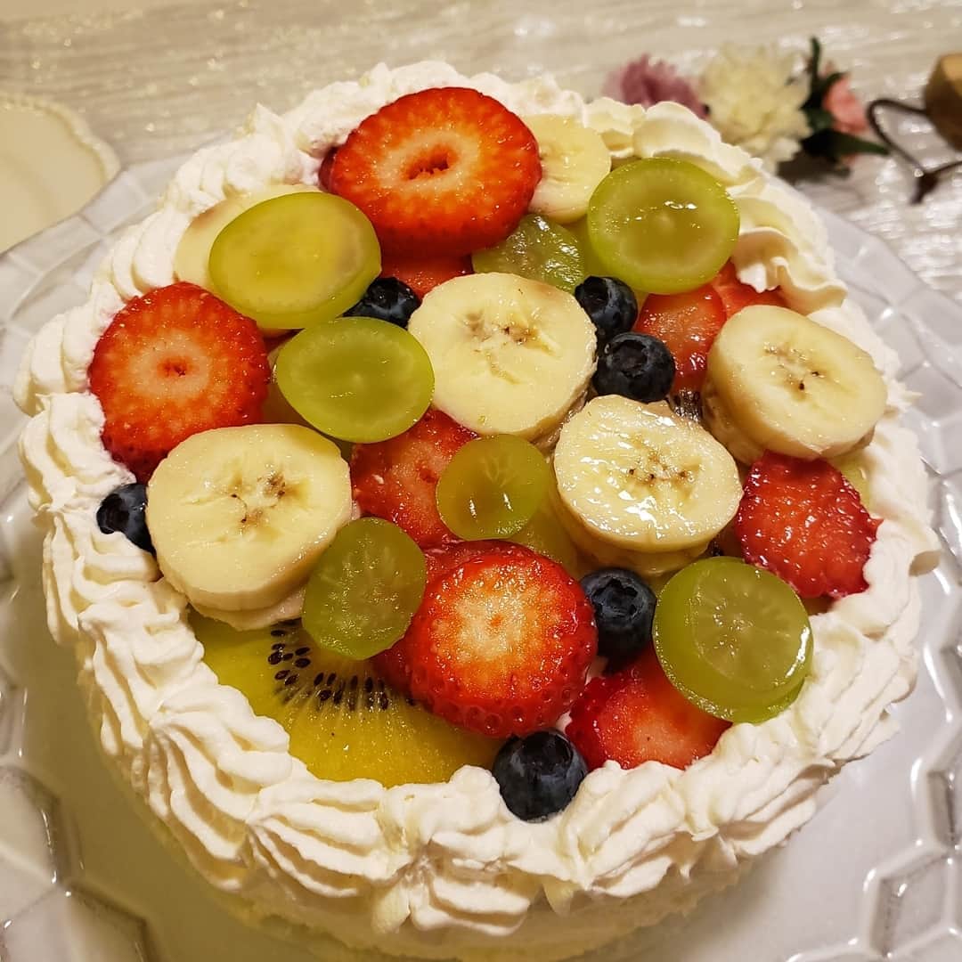 向山志穂のインスタグラム：「Happy birthday to my little princess!!! May all your dreams come true.  今年のお誕生日Dinner のリクエストはチーズハンバーグ&パン&ポテトでした。 チーズハンバーグは娘の手作り✨ ハンバーグの盛り付けとケーキのデコレーション、ﾛｳｿｸの飾り付けは娘の担当👧  将来の夢がコックさんと言う娘。 盛り付け方は毎度顔に仕上がります😂🍴 五歳のお誕生日プレゼントはアクアビーズでした！ 悩みに悩んで決めていたおもちゃ。 気づけば二時間もおもちゃ屋さんにいました😅  自分で何かを作る事に興味津々なお年頃💓  May your 5nd birthday be as awesome as you are. Happy Birthday!」