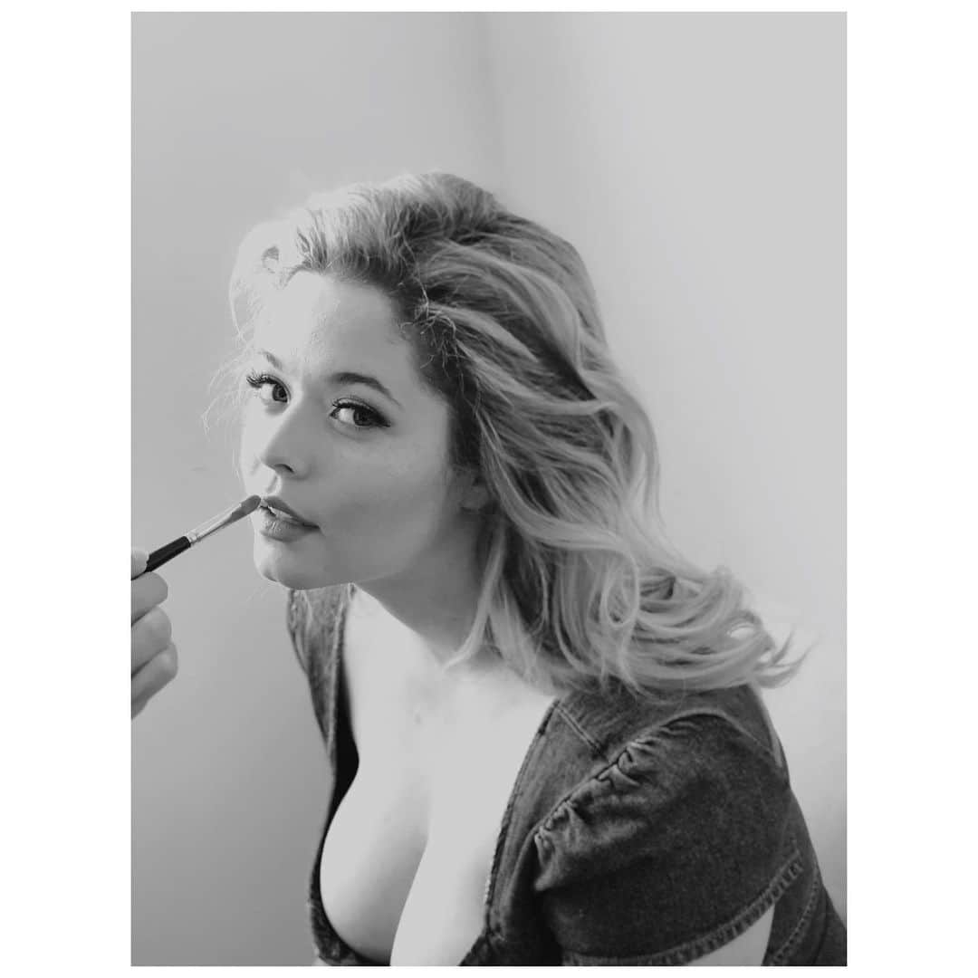 サーシャ・ピーターズのインスタグラム：「Me wishing I had a glam squad every day 🖌 photo @elizabethmessina」