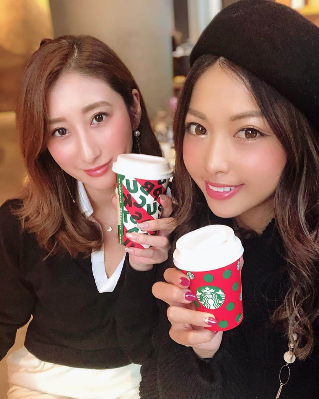 のインスタグラム：「先日、えりりん @eriko0625 とランチ❤️ えりりんと数年ぶりに久々会えたよ😍💕 この日はヘルシーにサラダランチ😙👌 . 相変わらず綺麗なお姉さんオーラやばいw 私より4つか5つも年下なのにw . えりりんとは4年前？の西口プロレスのリングガールの同期だったのだ🎵 当時はえりりんのナイスバディすぎるスタイルを見る度、ため息のつくくらいスタイルいいね😂✨✨と毎回言っていたw . 今も変わらず素晴らしいスタイル👏👏👏👏✨✨✨ さすがです✨✨ しかもえりりんは中身もすき❤️❤️ . ランチ後スタバでまったりー🎵 . スタバもクリスマスモード全開だった❄☃🎅🎁💕🎄🎂✨ . 今年のクリスマス、どうしようかなぁ笑笑😂💦💦 . #ランチ #女子会 #スタバ #クリスマス #久しぶりの再会」