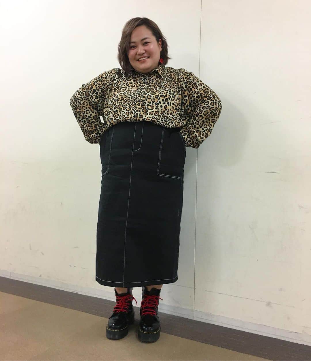 おかずクラブのインスタグラム：「#ホンマでっかTV 👚👗👠 こんにちは〜！スタイリストです！ いよいよ今週末ですね！ おかずクラブさん単独ライブ！ 昨日おととい会ったけど、大詰め感で毎日準備してるみたいでした！ もちろん私も友達と参戦します！ 私の友達はわりとインパクト強めなので、おかずクラブさんに毎回「百鬼夜行」って言われてるよ！笑 皆さんも一緒に見にいこーー！ 写真は、昨日OAだったホンマでっかTVの衣裳です！ 意外とあまり着てない王道レオパード柄！ パープルとかにアレンジしてあるレオパードは着たことあるけど、ブラウン系のレオパードはアニマル感出過ぎて、強くなり過ぎるかな…と思って避けてたけど、黒のタイトスカートと合わせて大人っぽくしたら、なんだかスッキリ見えて、いい感じでした！ 小物はレオパードにも黒にも相性が良い赤にしましたよー！ 冬は足くさくなる…ってテーマでしたが、1日中ブーツ履いてて臭くならない人って居るの？ 当方スタイリストは、夏冬関係なく余裕でマーチン履いてるので、まーしっかり臭いよね笑 女の子は大変なのだよ。  ゆいP⭕️ レオパード柄ブラウス&黒タイトスカート👉PUNYUS @punyus  ブーツ👉Dr.Martens @drmartens_japan  その他👉スタイリスト私物  Styled by @ayumiii_2019  #おかずクラブ #ゆいP #okazugram」