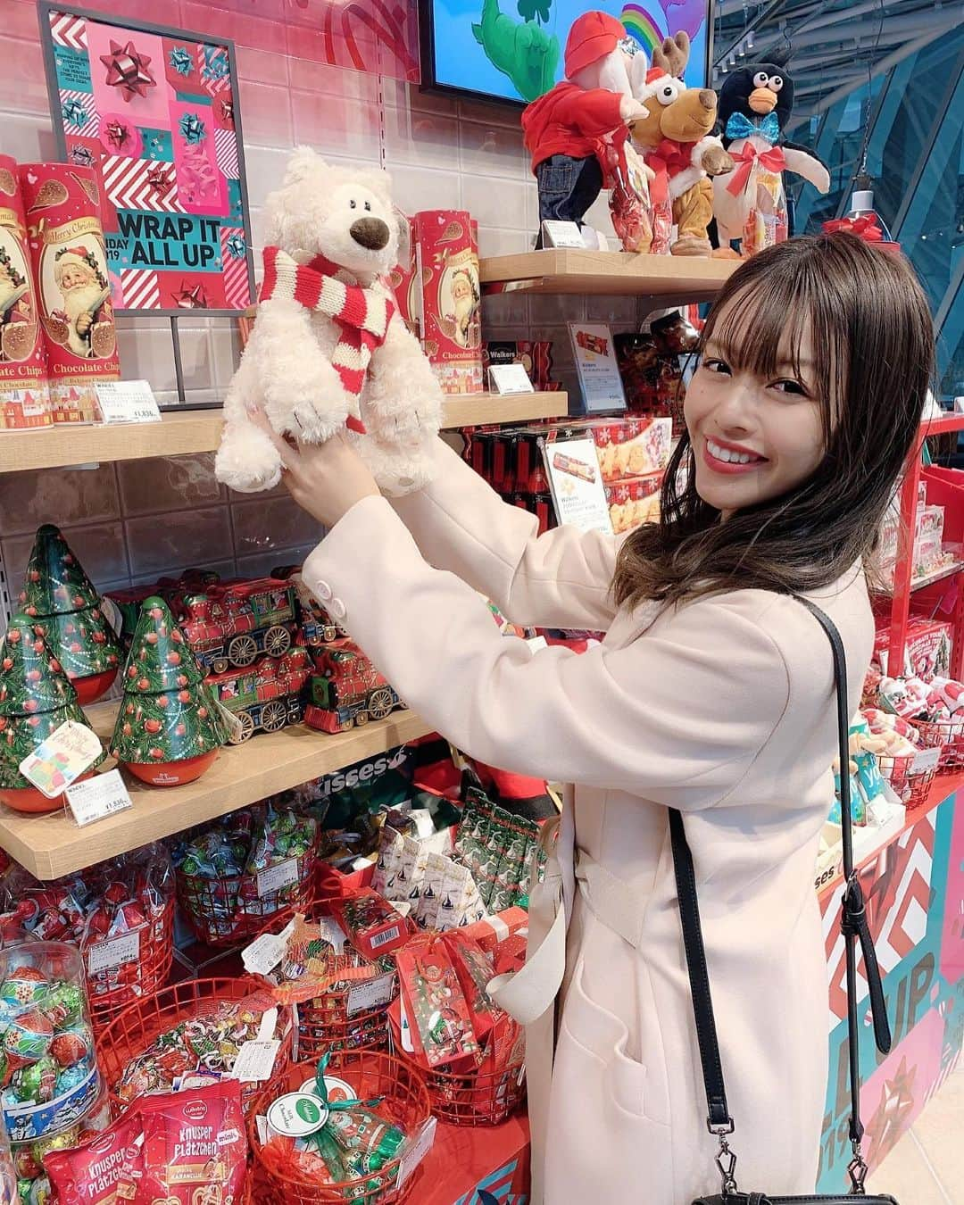 石倉侑芽さんのインスタグラム写真 - (石倉侑芽Instagram)「もうすぐクリスマス🎄💓 １年でいちばん大好きな時期🎅💫 . 先日行った #PLAZA でも クリスマスのコーナーが出来ていました💓 可愛いぬいぐるみに一目惚れ、、🥺 お友達の子供へのクリスマスギフトに☺️🎁💓 喜んでくれたらいいな✨ . 今年もみんなでクリパする予定なので また選びにこよーっと🎅🎄 . #プラザ#PLAZAギフト#PLAZAホリデー#クリスマス#クリスマスプレゼント #christmas#present#pr#holiday」11月21日 11時32分 - yume8115