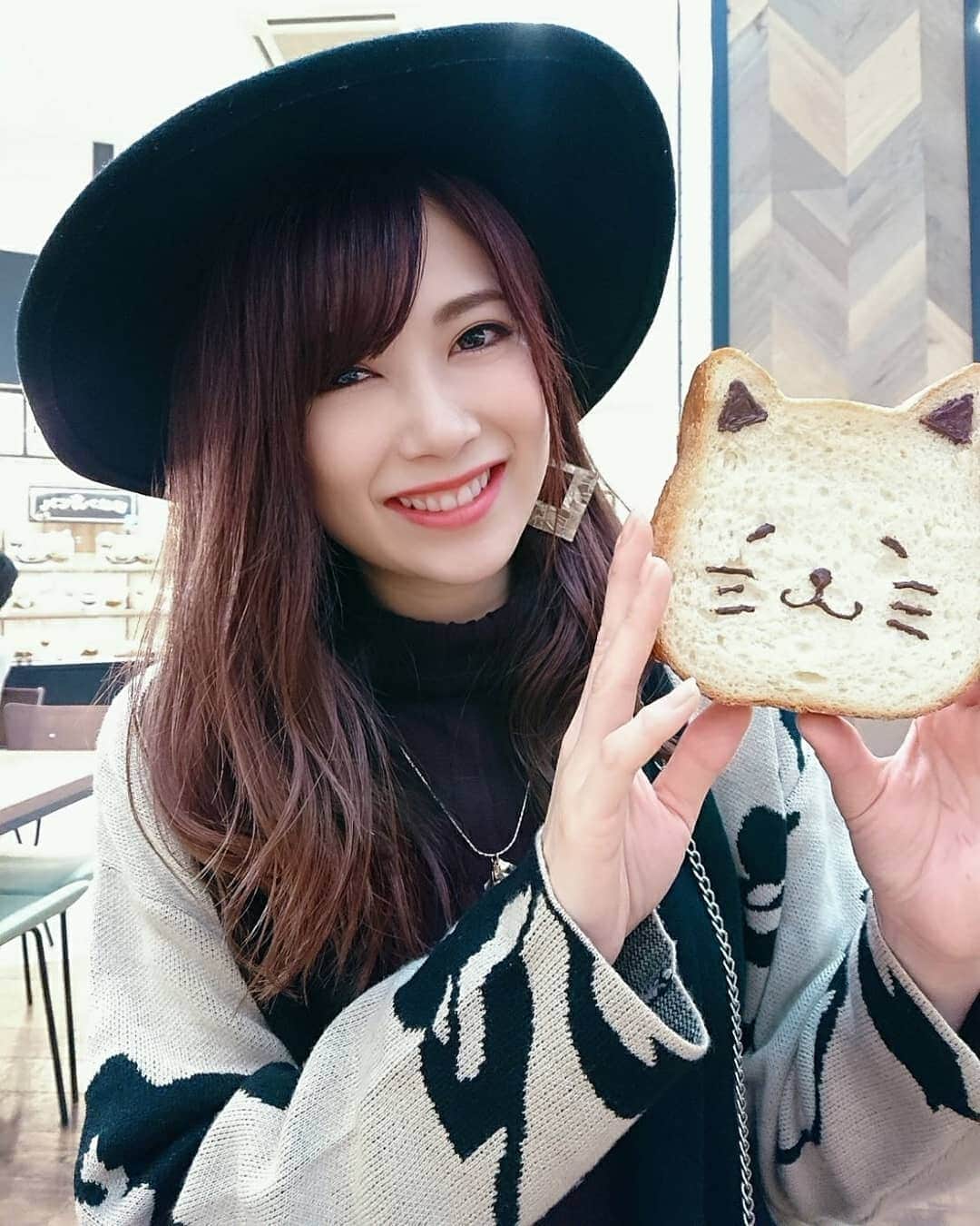 のインスタグラム：「． ． ． やっと行けたねこねこ食パン🐱 ( @nekoneko_shokupan ) . . 100%ミルク生地で生クリームとハチミツの甘さが最高でした🍞 ねこ好きにはたまらん(*´∀｀) . 三枚目のドラえもん(耳ついてるからたぬき)は弟君作🤣🤣 下は母に！ 4枚目は3才の姪っ子作(°▽°) 生地の美味しさへのこだわりがあり、一緒に食べる人と笑顔になれる食パン☺️ ． ． #愛知 #東浦イオンモール #ねこねこ食パン #ねこねこのこだわり #猫好き #美味しい食パン探し #nekoneko #食パン #グルメ女子 #ぱん好き #グルメ好きな人と繋がりたい #カフェ巡り #フリーモデル #企業モデル #広告モデル #撮影モデル #サロンモデル #一ノ瀬奈々 #ハットコーデ #モデル #女子力 #モデル体型 #広告 #雑誌 #portrait #photo」