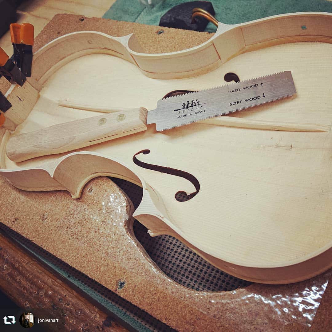 のインスタグラム：「We want to hear wonderful sounds!♪﻿ ﻿ #repost @jonivanart﻿ Sometimes you gotta do what you gotta do 🤔﻿ #violin  #Luthier  #V1  #art  #building  #woodworking  #repair  #saw @suizan_japan  #artist  #Biloxi  #Mississippi﻿ ﻿ #suizan #suizanjapan #japanesesaw #japanesesaws #japanesetool #japaneseplane #craftsman #craftsmanship #handsaw #handplane #pullsaw #flushcut #dovetail #dozuki #ryoba #woodwork」