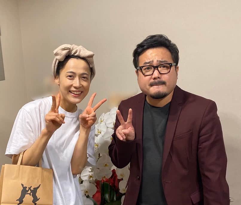 のインスタグラム：「NODA・MAP第23回公演 『Q』：A Night At The Kabuki 観劇。これから観る方もいらっしゃると思うので色々話すのはやめておきますが、とにかく、凄まじく、素晴らしかった。写真は終演後、伊勢佳世さんと。とても素敵な方！尊敬です。 #nodamap #野田地図」