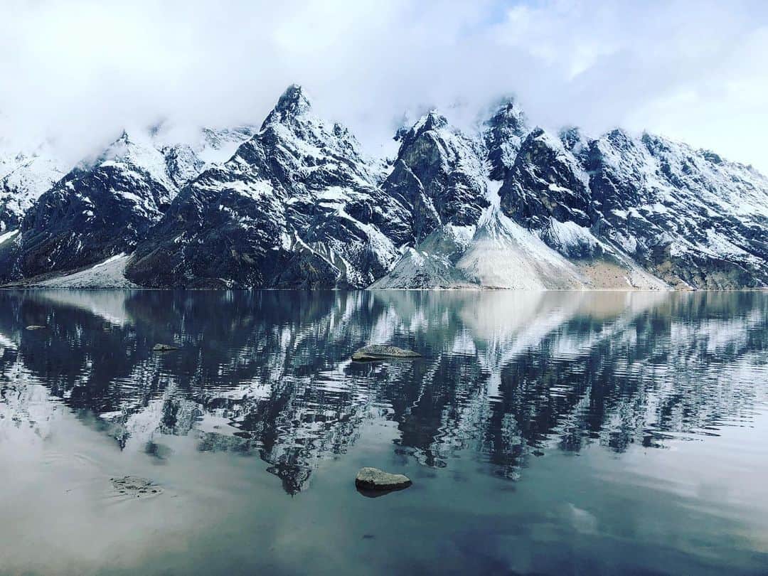 Michael Yamashitaさんのインスタグラム写真 - (Michael YamashitaInstagram)「The floating mountains of Ranwu Lake. Windless weather makes mirror reflections. #ranwu #teahorseroad #chamagudao #songtsam #tibet」11月21日 11時42分 - yamashitaphoto