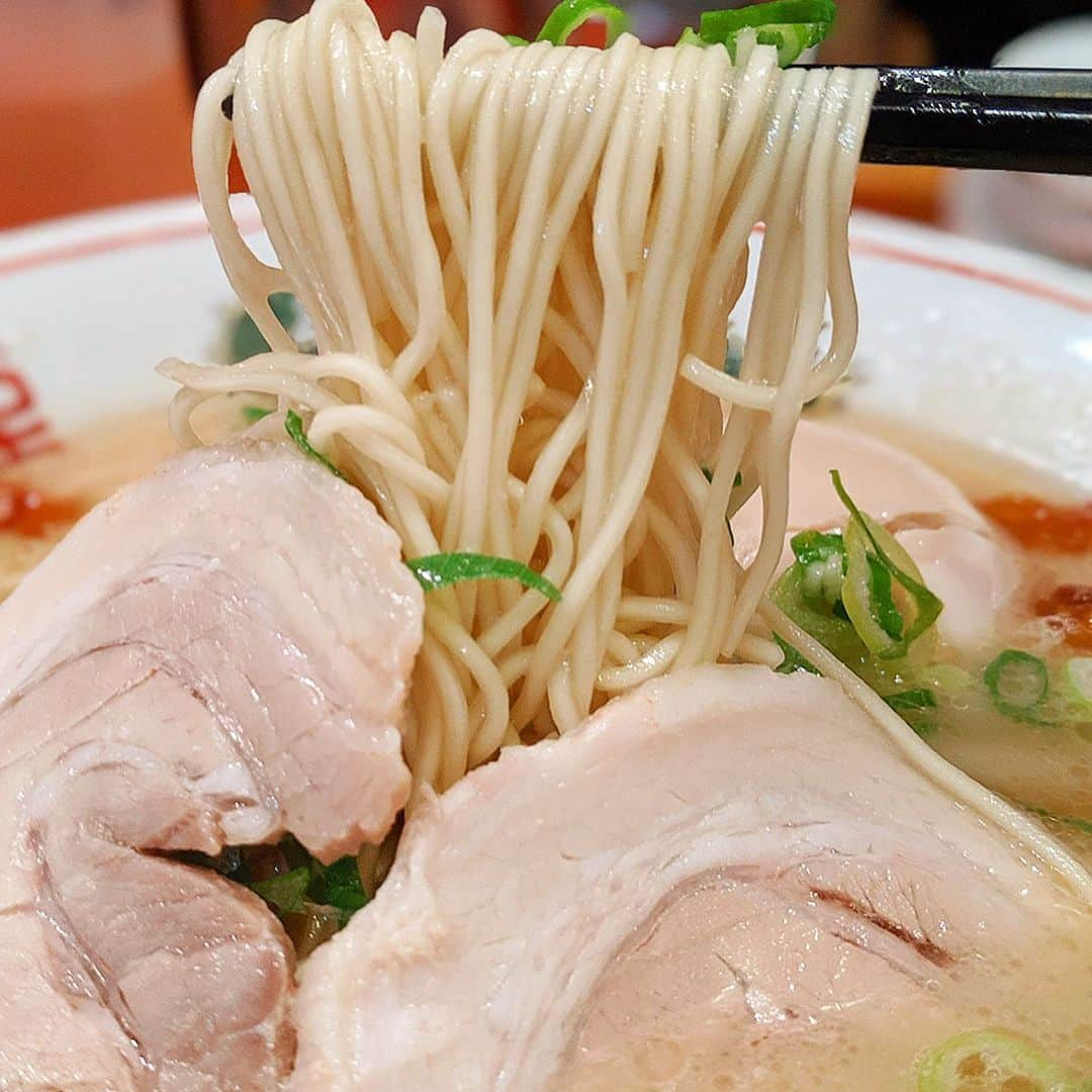 大見さなえさんのインスタグラム写真 - (大見さなえInstagram)「『とんこつラーメン 福ヤ 麻布十番店』﻿ 半熟味卵ラーメン😋🍜明太子追加！﻿ 無料で辛子高菜もあるから(結構辛め)途中からは﻿ 溶かしながらいただきます☺️✨﻿ ﻿ スープは豚骨の独特な匂いあり！﻿ 福岡で食べ慣れてる人には優しめかも🐥﻿ カリカリ(背脂揚げ)と麺はバリカタで😎🍜﻿ ﻿ #とんこつラーメン #とんこつラーメン福ヤ﻿ #麻布十番 #麻布十番グルメ #ramen #ラーメン﻿ #麺 #麺スタグラム #豚骨ラーメン #拉麺﻿ #らーめん #ラーメン女子 #福岡出身 #明太子﻿ #味玉 #バリカタ #めぐログ_麻布十番 #pixelで撮影」11月21日 11時47分 - tabe_megumi