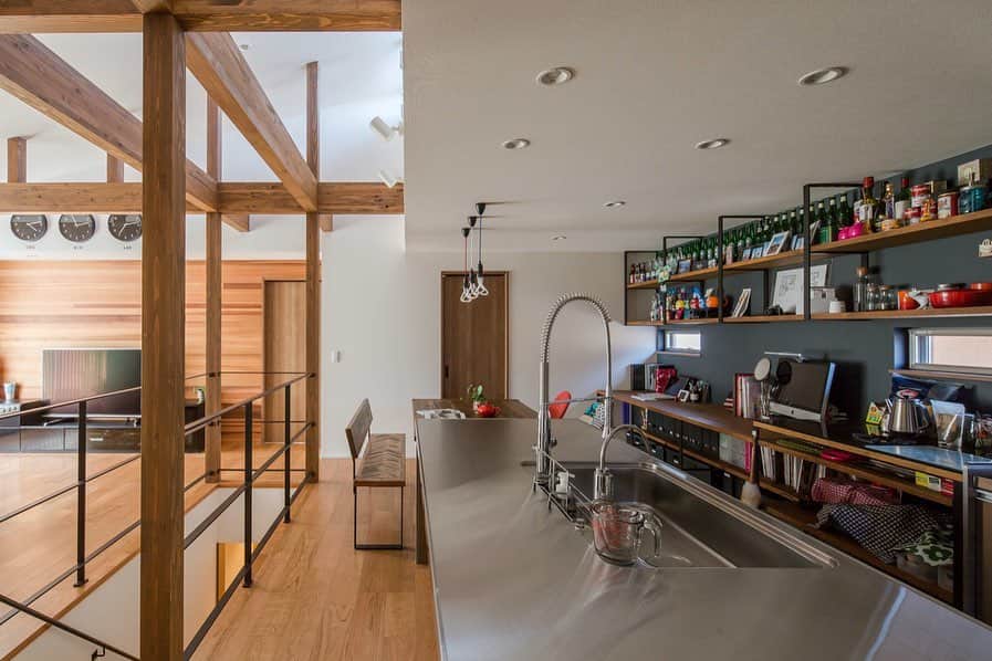 ルポハウス一級建築士事務所さんのインスタグラム写真 - (ルポハウス一級建築士事務所Instagram)「・ ・ ・ ・ ステンレスの艶やかなキッチンに合わせたのはオブジェのような水栓。 ・ この場を中心にして家族やゲストがにぎわう風景が目に浮かぶ楽しい予感の漂う空間。 ・ ・ ・ ルポハウスの施工事例をもっと見てみたい方は こちらまで☞ @reposhouse ・ #ルポハウス は#ちょっとかっこいい家 を"友人のために"という思いでつくっています。 ・ 一生に一度の#マイホーム。 「あなたにしかできない」×「ルポハウスだからできる」で、私たちだけの#家づくり を思いっきり楽しんでみませんか？！ ・ ・ ・ #家 #インテリア #住宅 #注文住宅  #新築一戸建て #デザイナーズ住宅 #一級建築士事務所 #設計事務所 #instahouse  #滋賀 #大津 #草津 #栗東#キッチンインテリア #ステンレスキッチン #ステンレス天板 #タッチレス水栓#グローエ水栓」11月21日 11時57分 - reposhouse