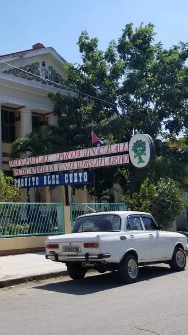 ヤシエル・プイグのインスタグラム：「Our humanitarian trip to Cuba has been completed. My @wildhorsefdn took thousands of medicines, toys and everyday necessities directly to children in Cuba.  This had not been allowed prior to this day, but baseball is a language that transcends any barrier.We were able to enter the hospital and directly gift our items to children and their families, there are no words for the kind of joy I feel today.  Thank you to all those that support my foundation- this is what you are doing when you come to our events, join one of our fundraisers or contribute your services. I thank you all from the bottom of my heart. Please visit the link in my bio if you would like to join us in the future. We are one world, we are all, one family.  Special thanks for the Edit to @aissacarnet and for the beautiful pictures to @stage7photography and to our donation partner @givingchildrenhope •••••••••••••••••••• Nuestro viaje humanitario a Cuba ya ha finalizado. Mi @wildhorsefdn llevó miles de medicamentos, juguetes y artículos de uso diario directamente a los niños en Cuba. Esto no se había permitido antes, pero el béisbol es un idioma que trasciende cualquier barrera.  Pudimos entrar al hospital y darles directamente nuestros artículos a los niños y sus familias, no hay palabras para la alegría que siento hoy.  Gracias a todos ustedes que apoyan mi fundación. Esto es lo que están haciendo cuando vienen a nuestros eventos o a nuestros viajes, se unen a recaudar fondos, o contribuyen con sus servicios. Les agradezco a todos desde lo mas profundo de mi corazón. Por favor visiten el enlace de arriba si desea unirse a nosotros en el futuro. Somos un mundo, todos somos una familia.  Un agradecimiento especial por la edición de vídeo de @aissacarnet y por las bellas imágenes de @stage7photography, y a nuestro socio de donaciones @givingchildrenhope  #Cuba #Children #Dream #WeAreOne #ItTakesAVillage #BiggerThanbaseball #Happy #HelpOneAnother」