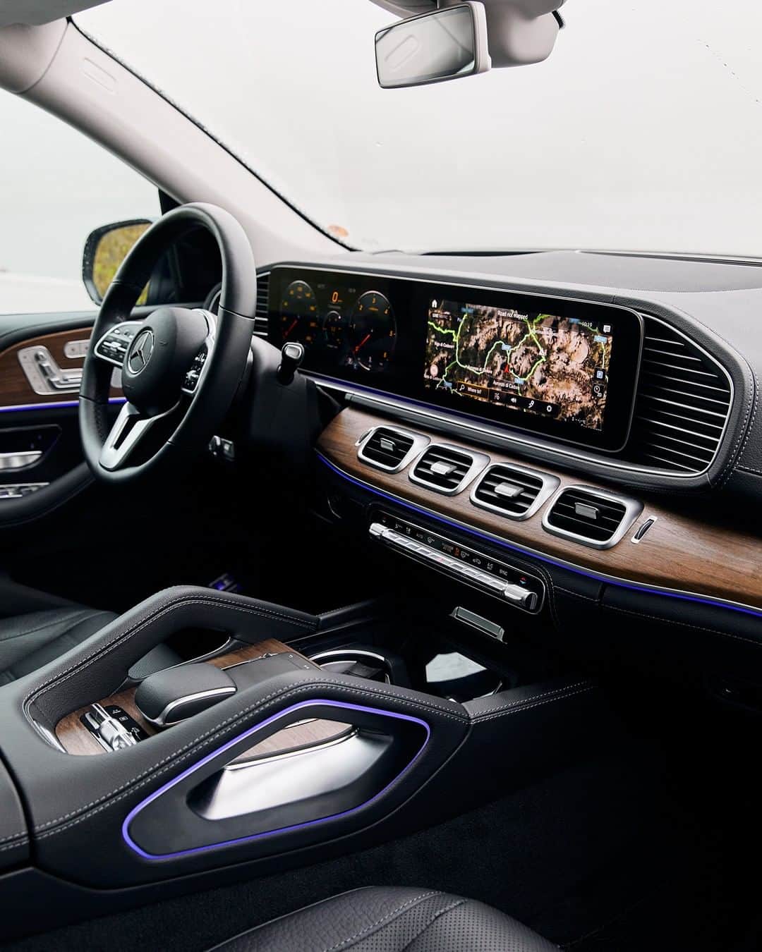 メルセデス・ベンツさんのインスタグラム写真 - (メルセデス・ベンツInstagram)「With ambient lighting in the cockpit through the early morning mist. Choose from 64 shades and add personal touches to the interior of the all-new GLE. #MercedesBenz #GLE #CarsOfInstagram #MBCar #InstaCar 📸 @jesperpalermo for #MBsocialcar」11月21日 12時00分 - mercedesbenz
