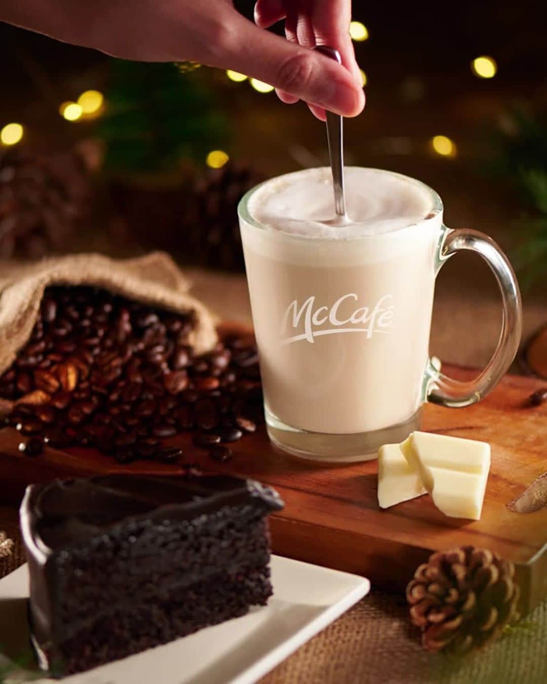 McDonald's Philippinesのインスタグラム：「The more you give in, the more you receive. Buy our new McCafé Holiday Drinks and get your Holiday Reward Card stamped to get free treats! To know more, go to our profile.」
